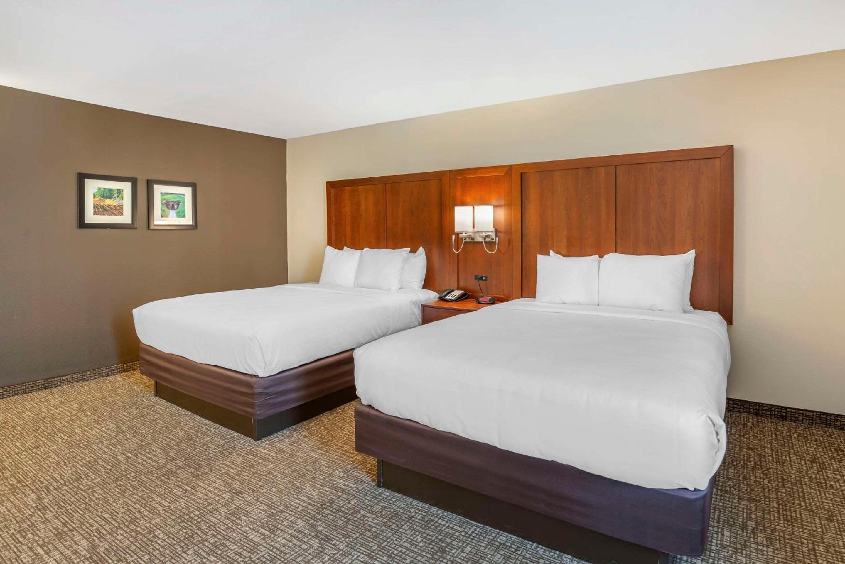 Queen Room with Two Queen Beds - Non-Smoking/Interior Hall - Photo 4