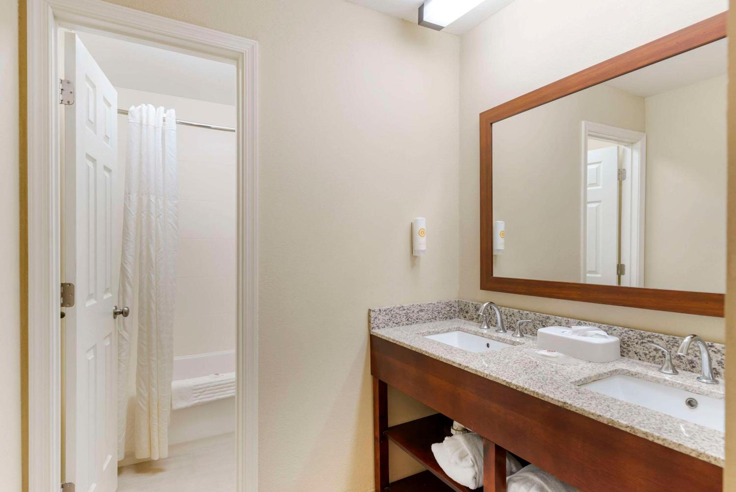 Superior King Room - Non-Smoking - Photo 3