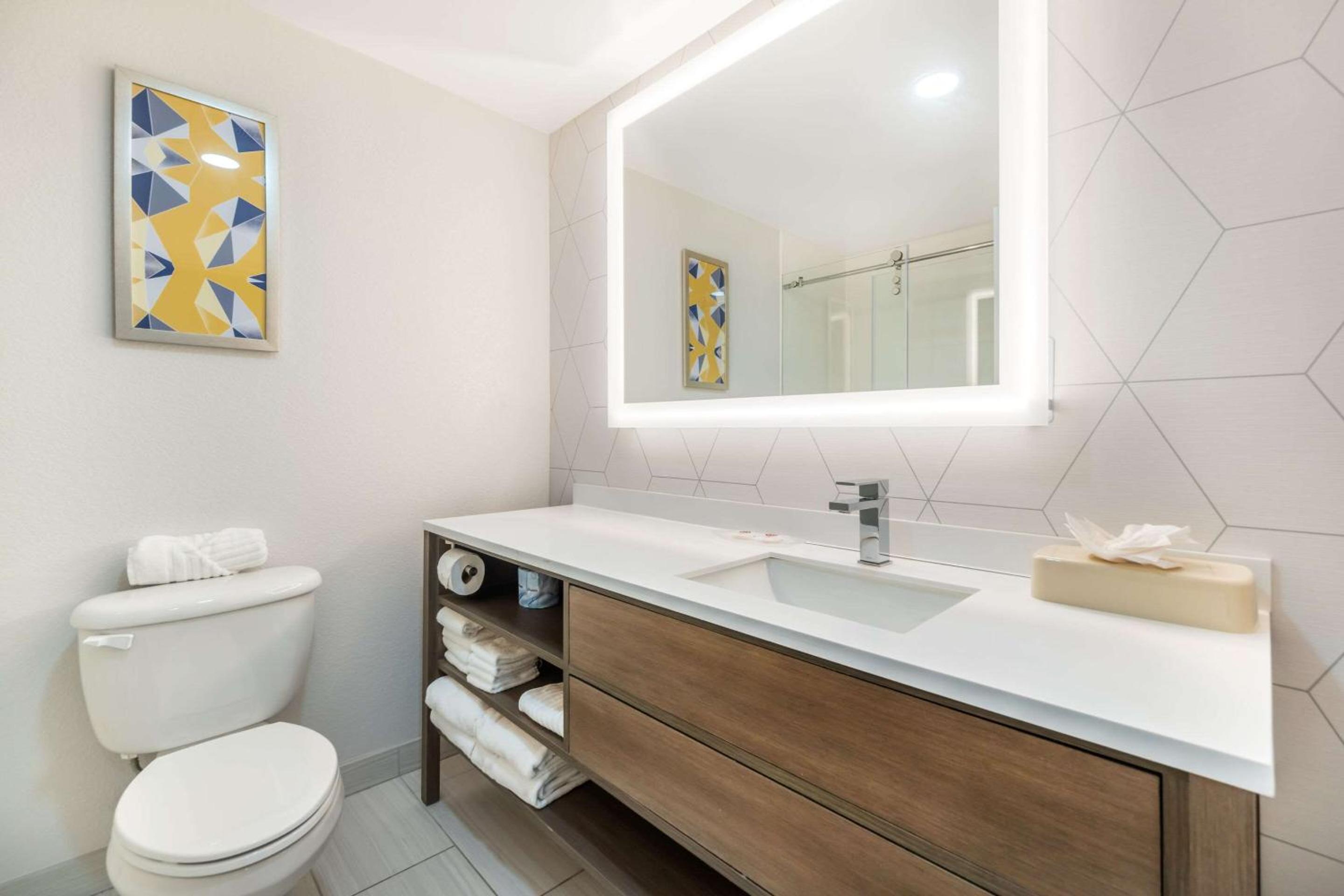 Queen Suite - Photo 12