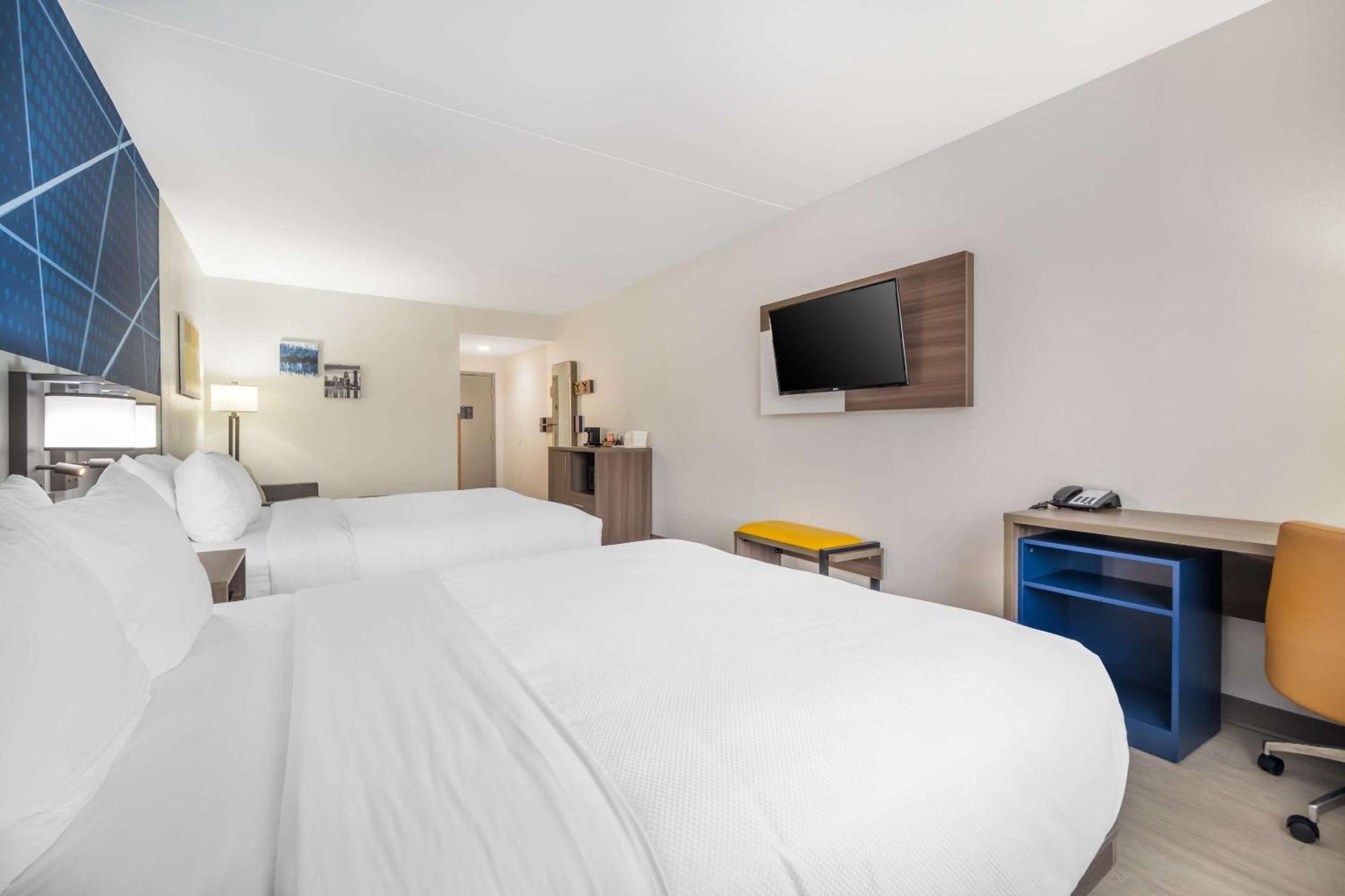 Queen Suite - Photo 14