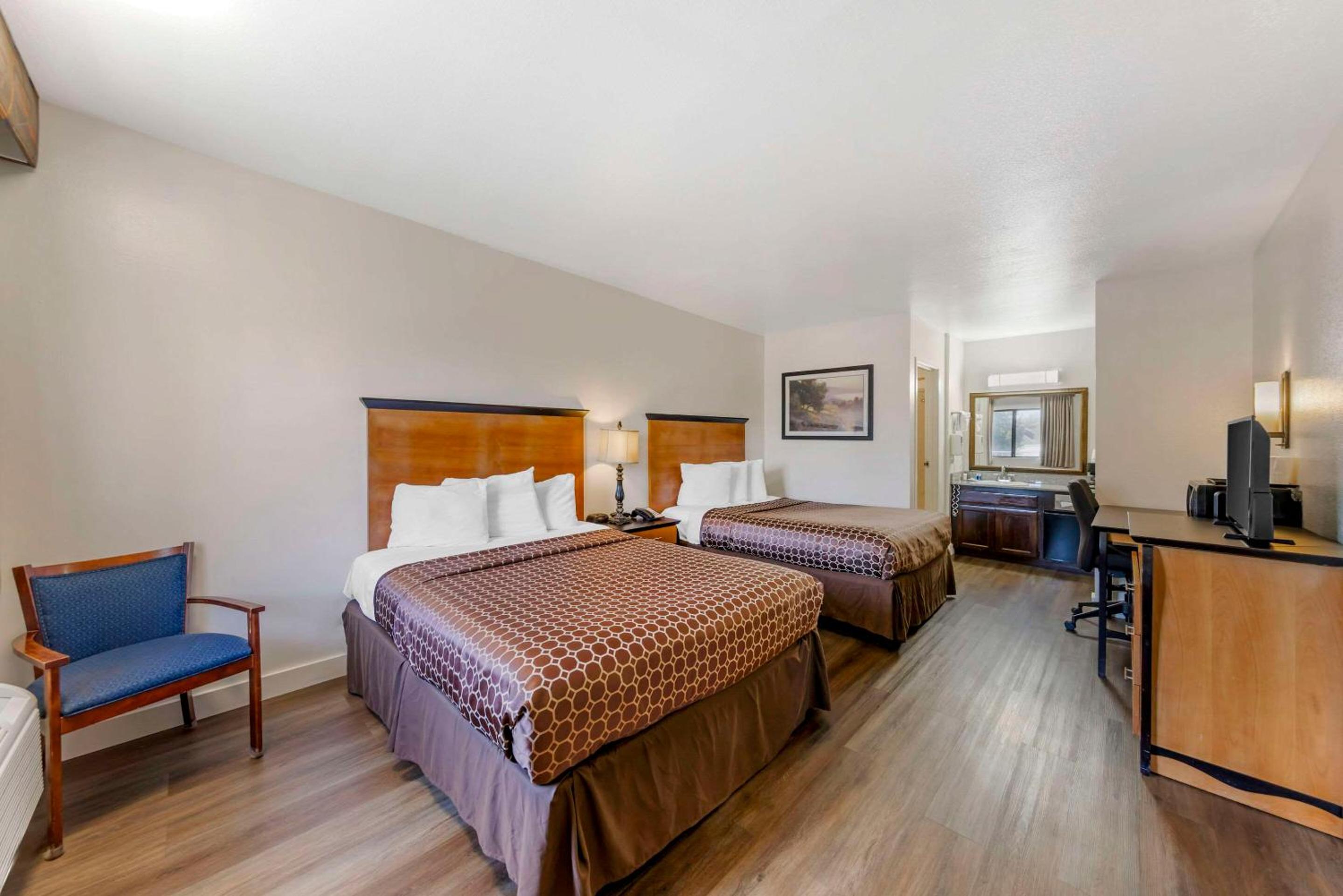 Queen Room with Two Queen Beds - Non-Smoking - Photo 1