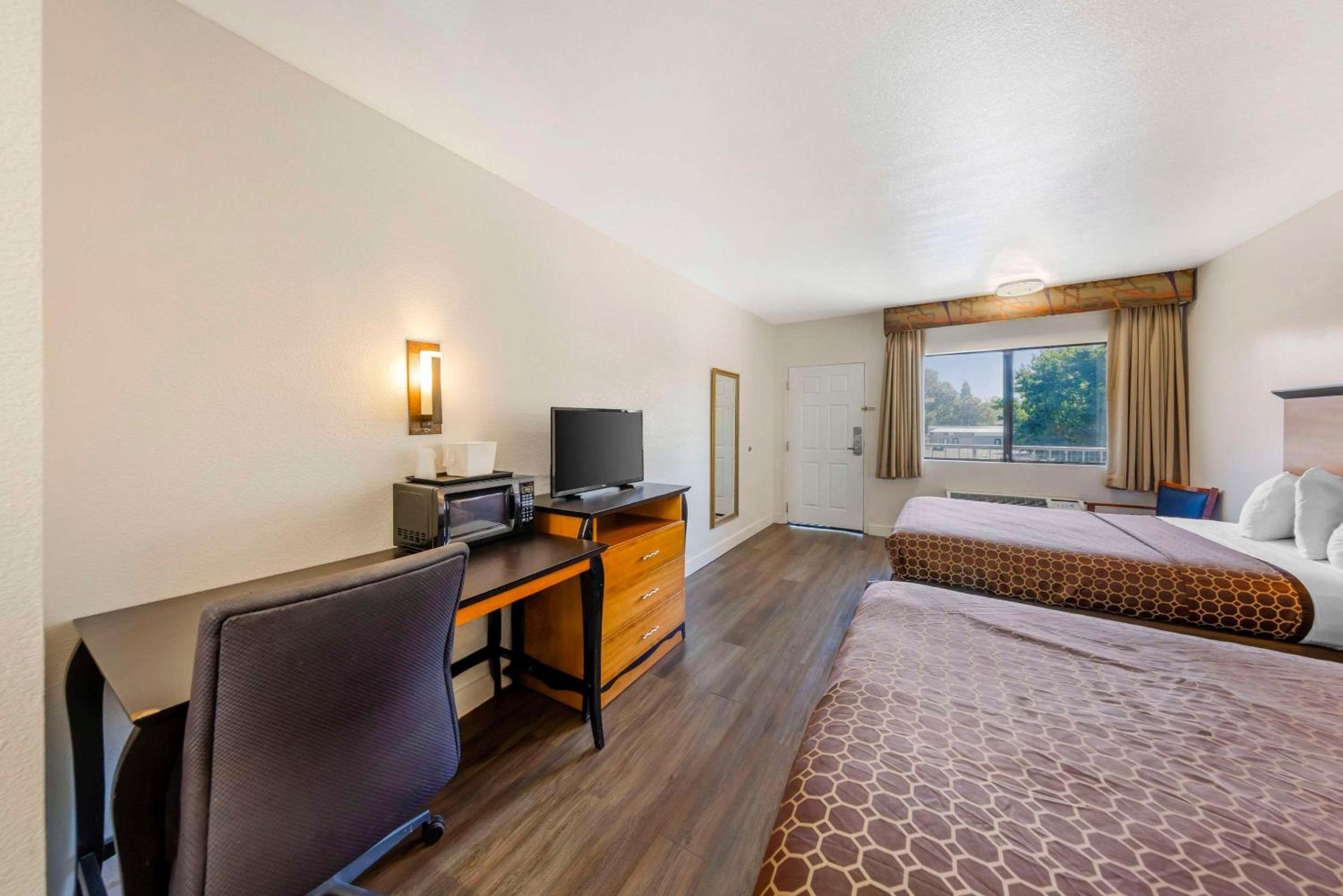 Queen Room with Two Queen Beds - Non-Smoking - Photo 4