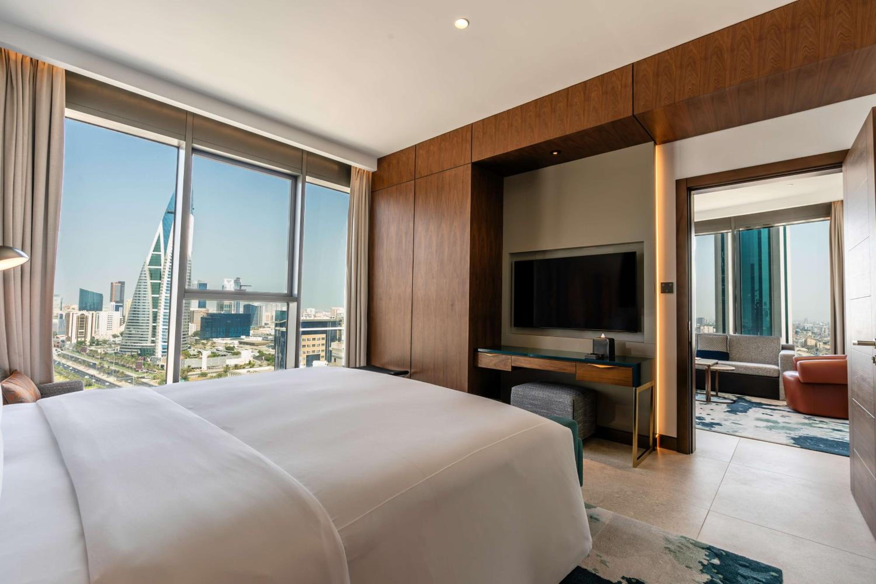 King One Bedroom Corner Suite Bay View