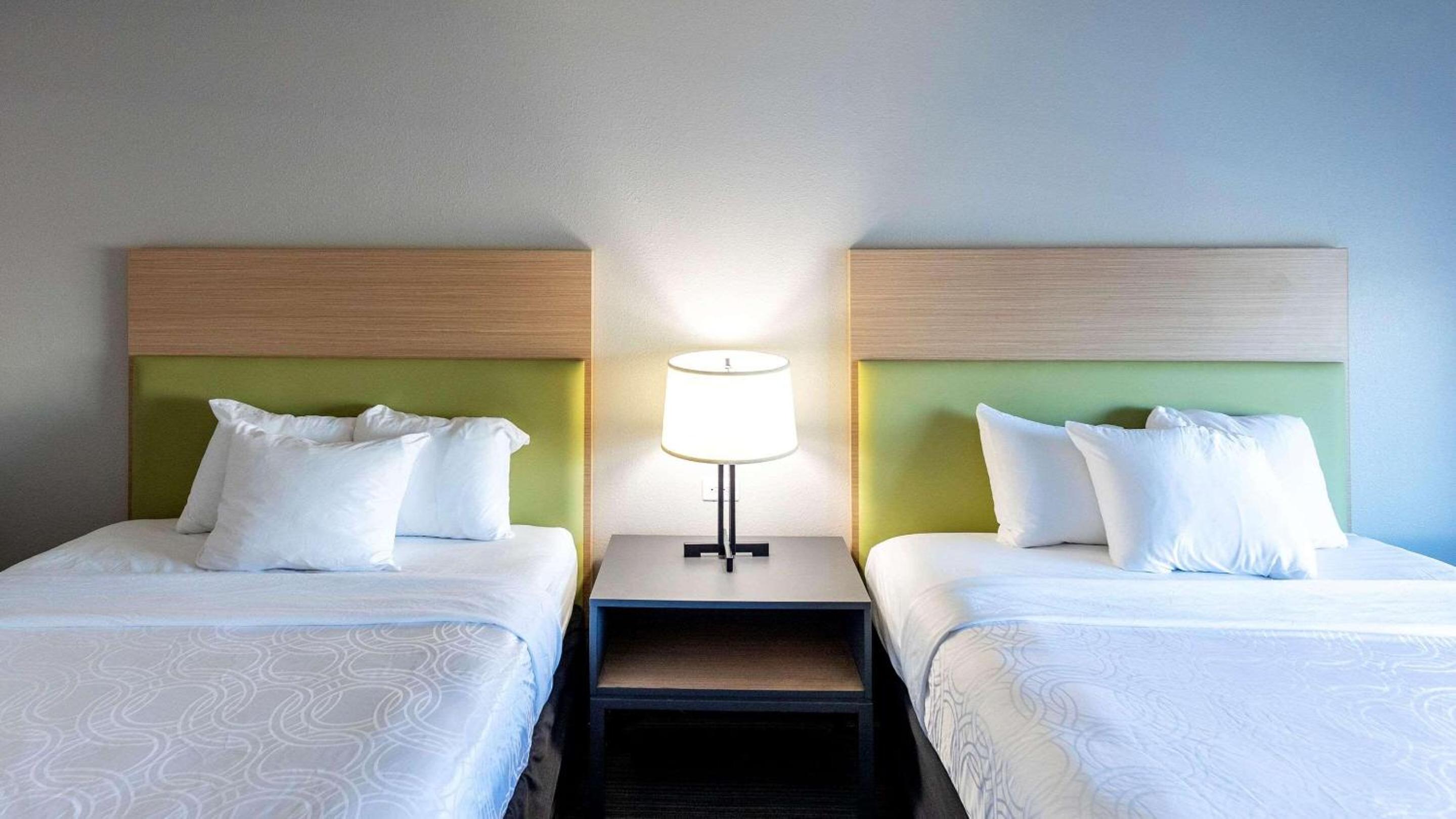Queen Room with Two Queen Beds - Disability Access - Photo 3