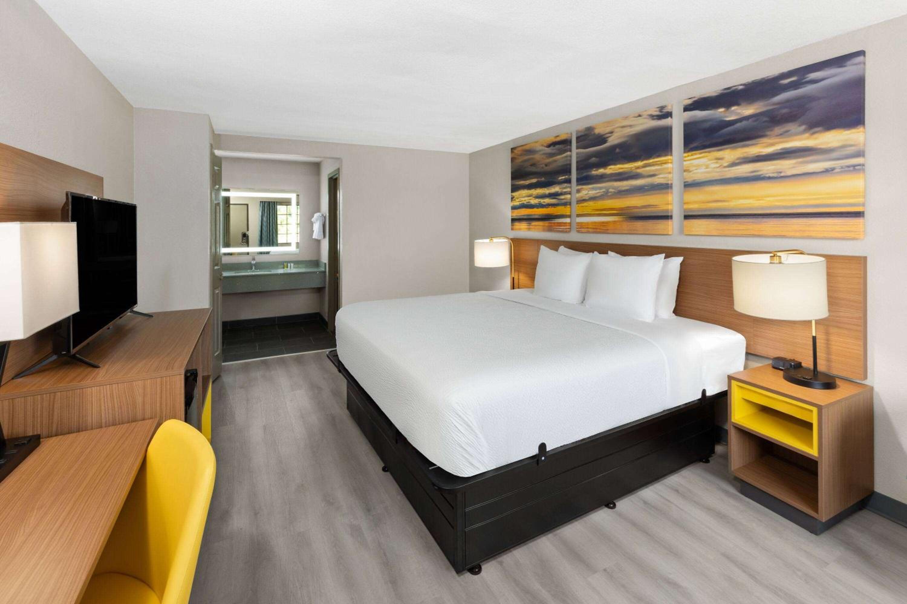 King Room with Mobility Access and Bathtub with Grab Bars, Non-Smoking photo 1