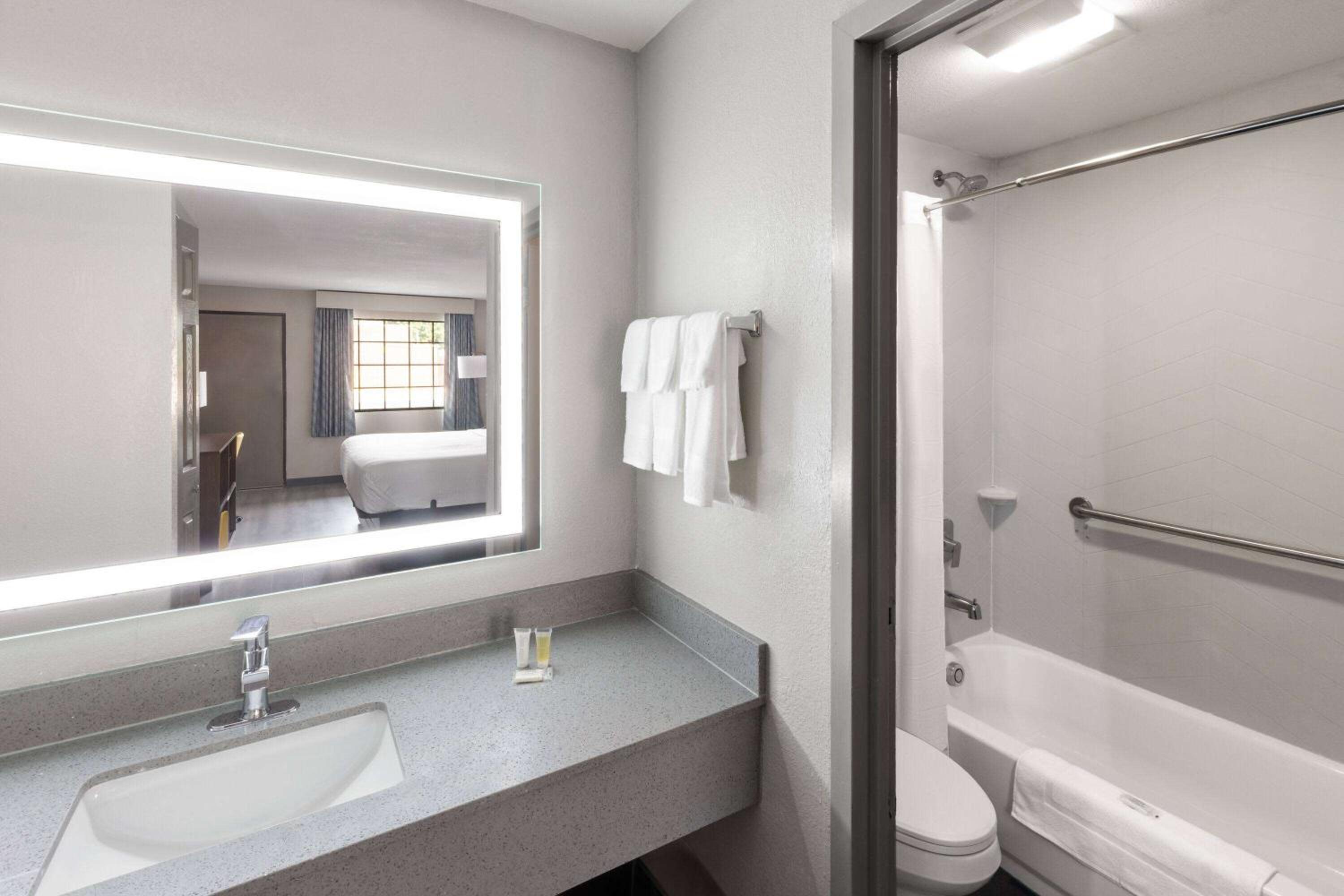 King Room with Mobility Access and Bathtub with Grab Bars, Non-Smoking photo 2