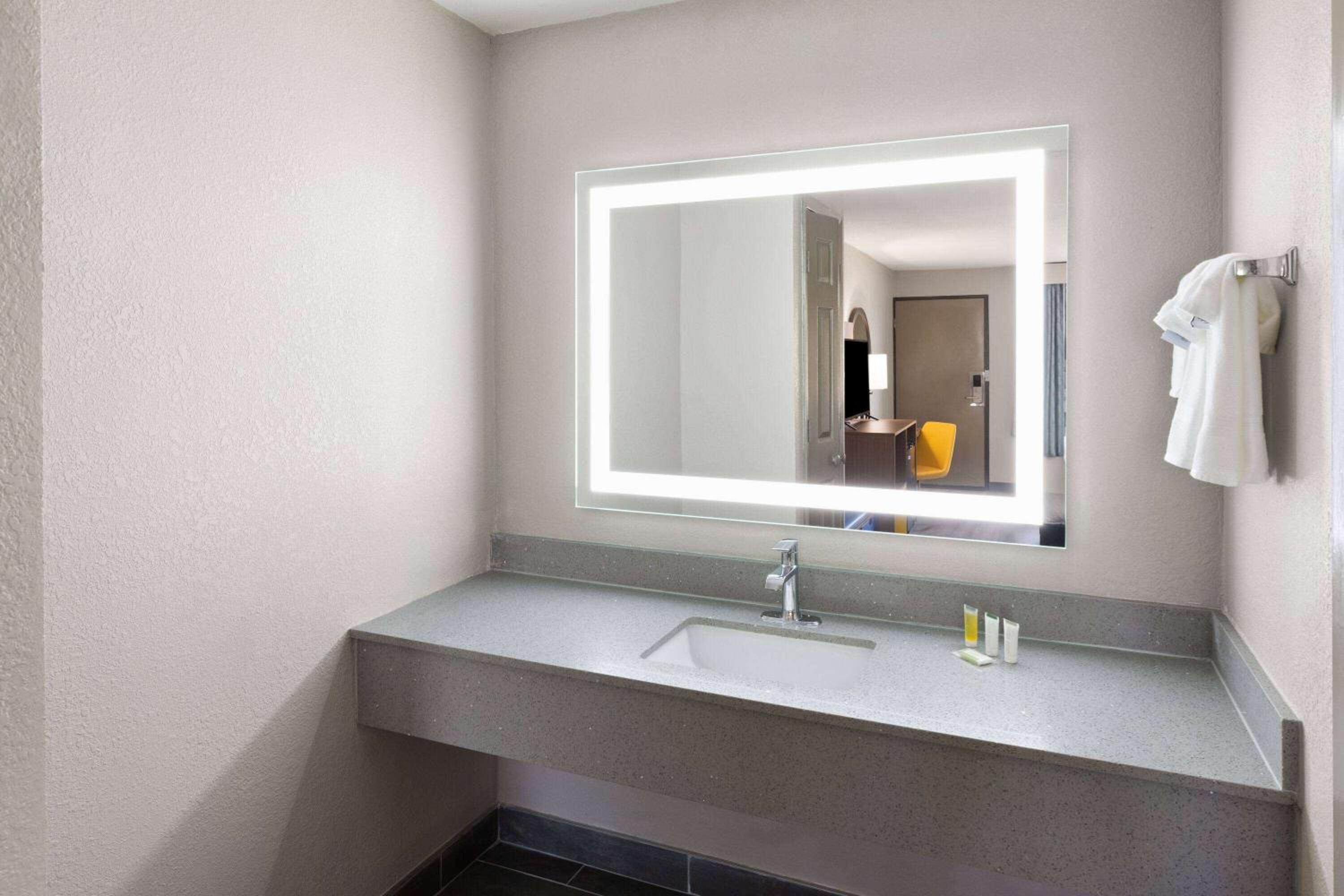 Double Room - Non-Smoking photo 2
