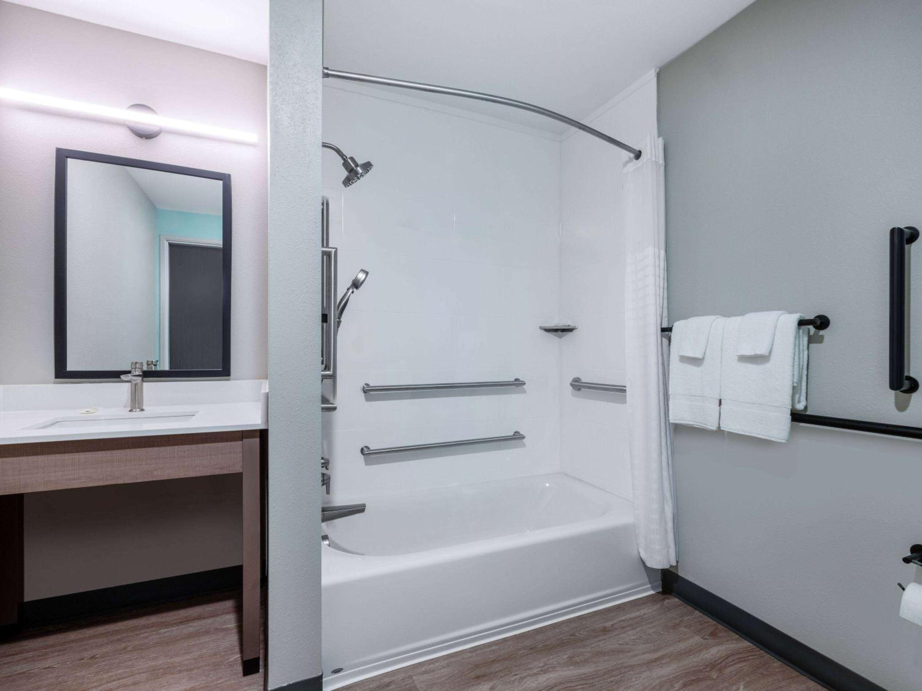Queen Room with Bathtub w/Grab Bars - Mobility Accessible/Non-Smoking - Photo 5