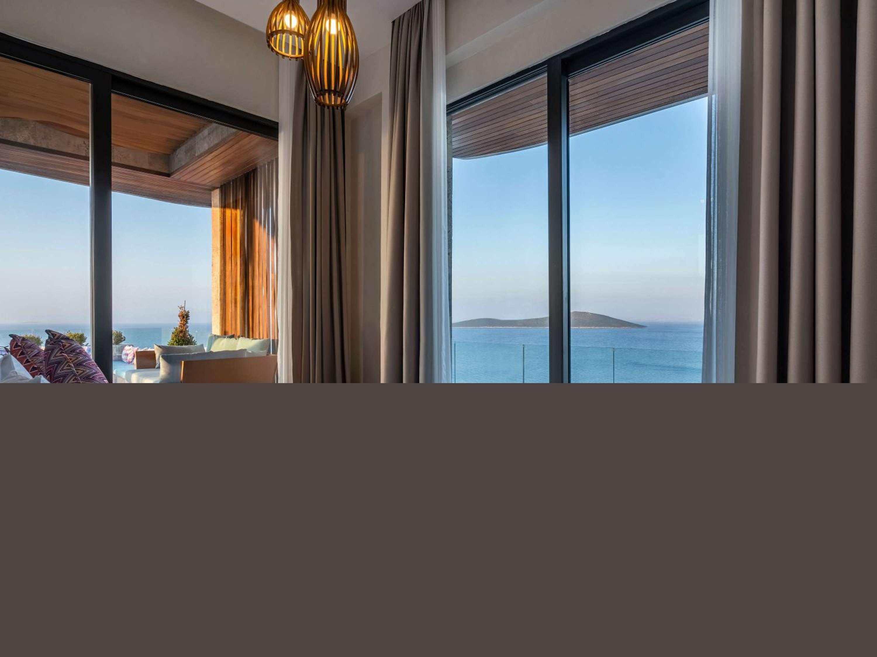 Three-Bedroom Family Suite with Sea View photo 3