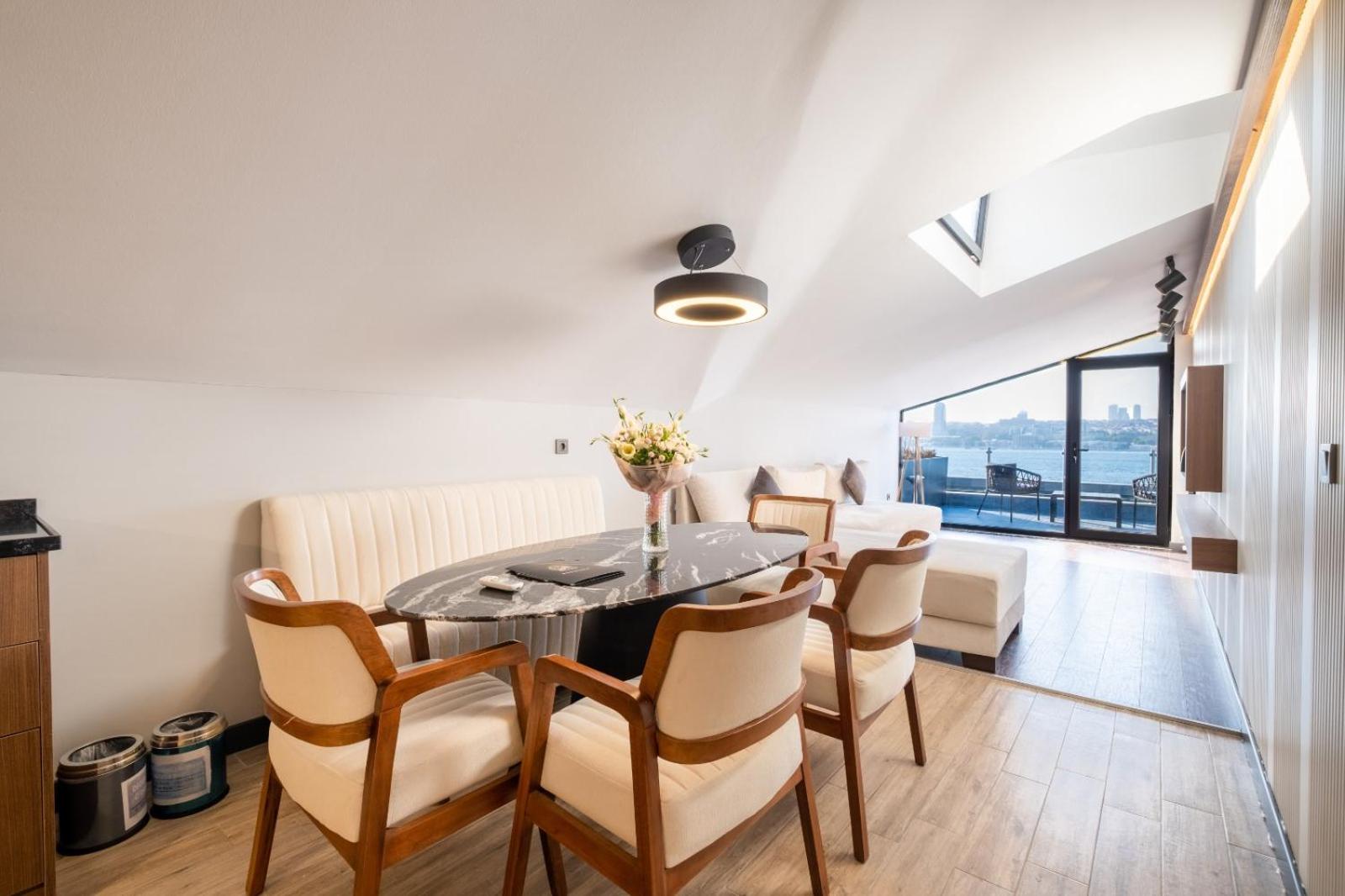 Deluxe Suite with Sea View photo 3