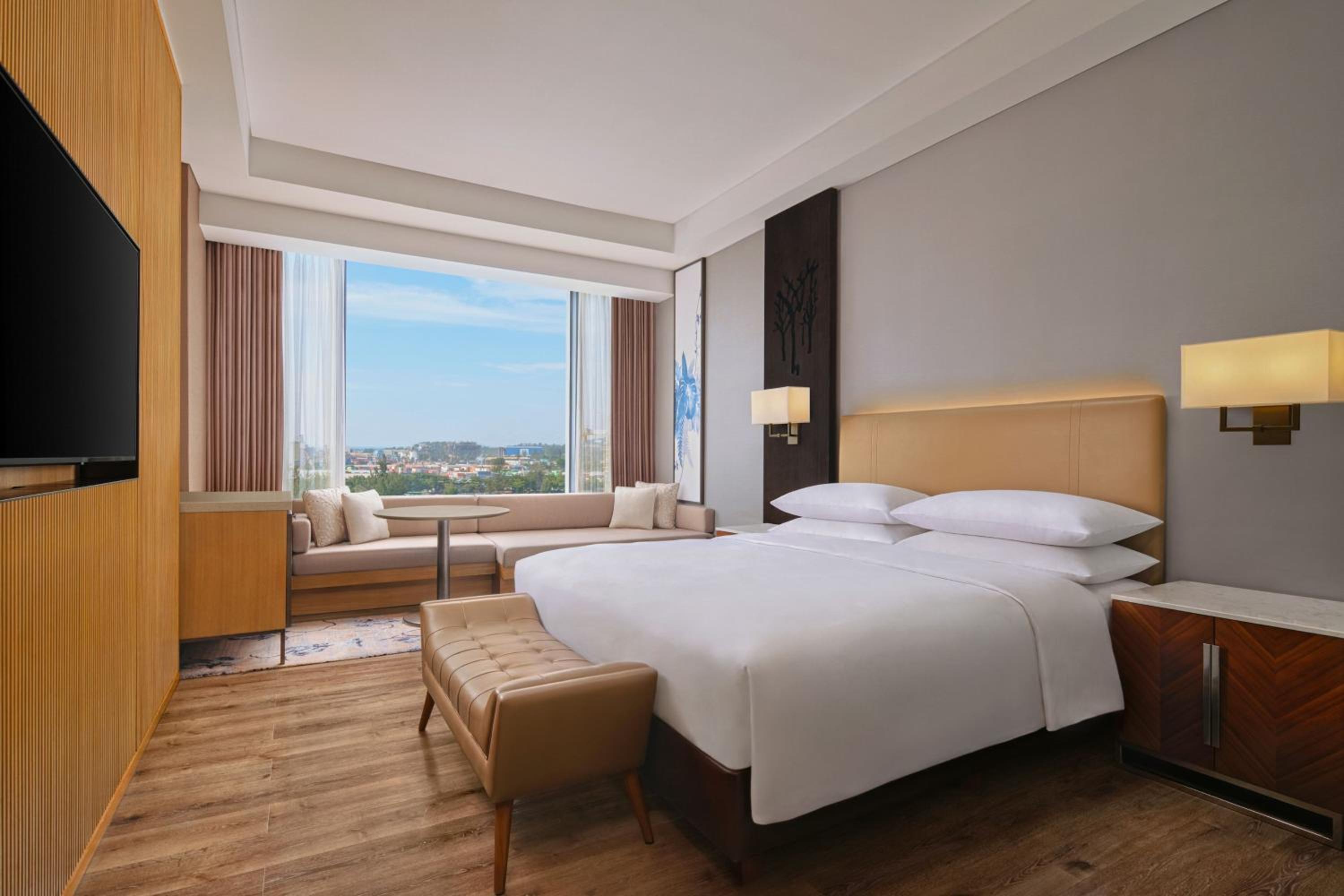 Deluxe Guest room, 1 King - Photo 4