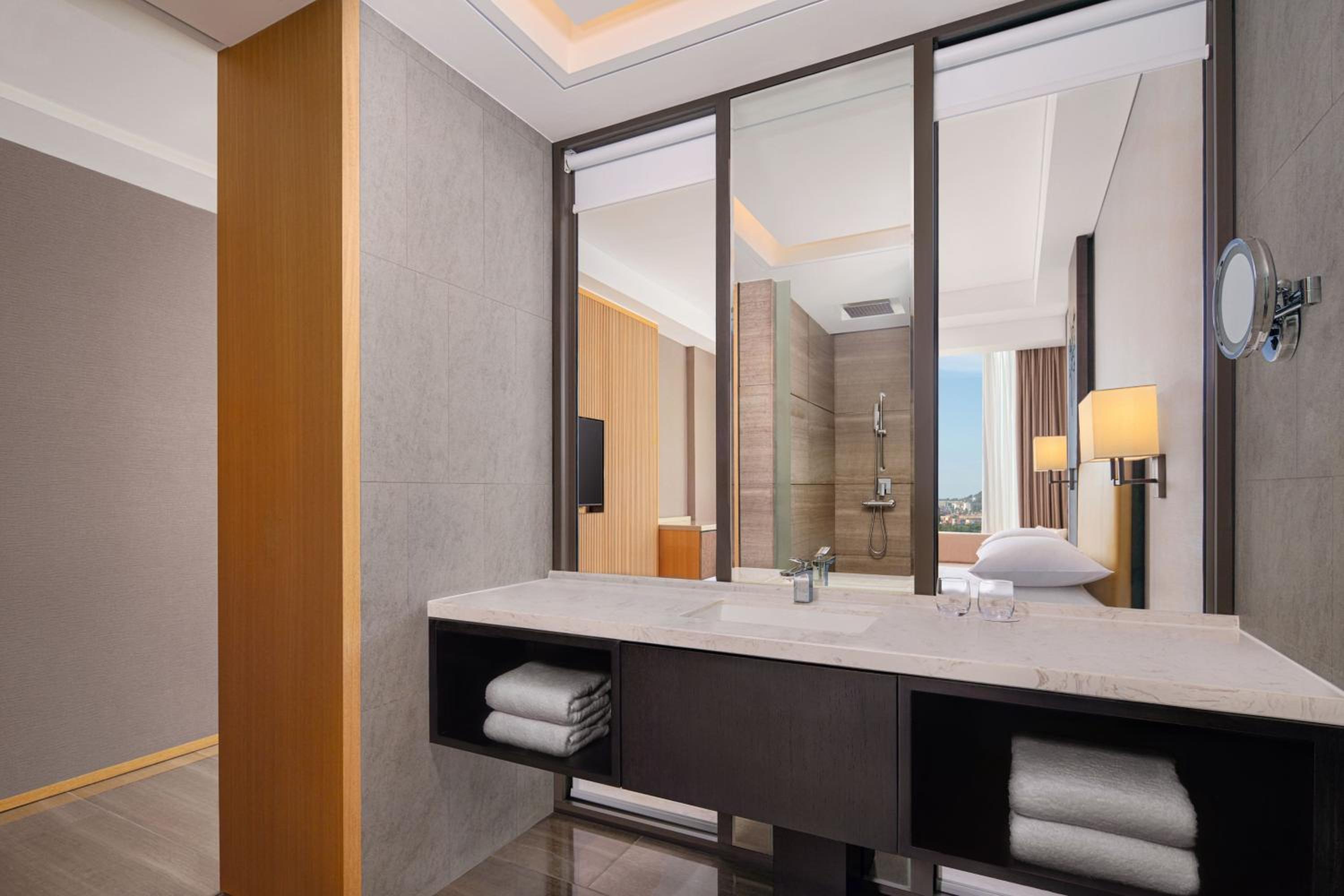 Deluxe Guest room, 1 King - Photo 2