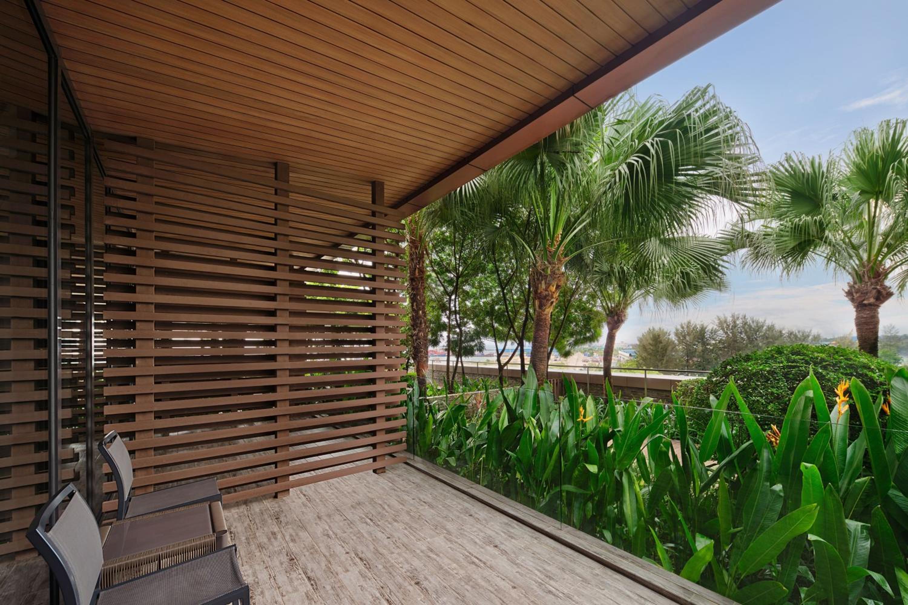 King Room with Balcony - Photo 6