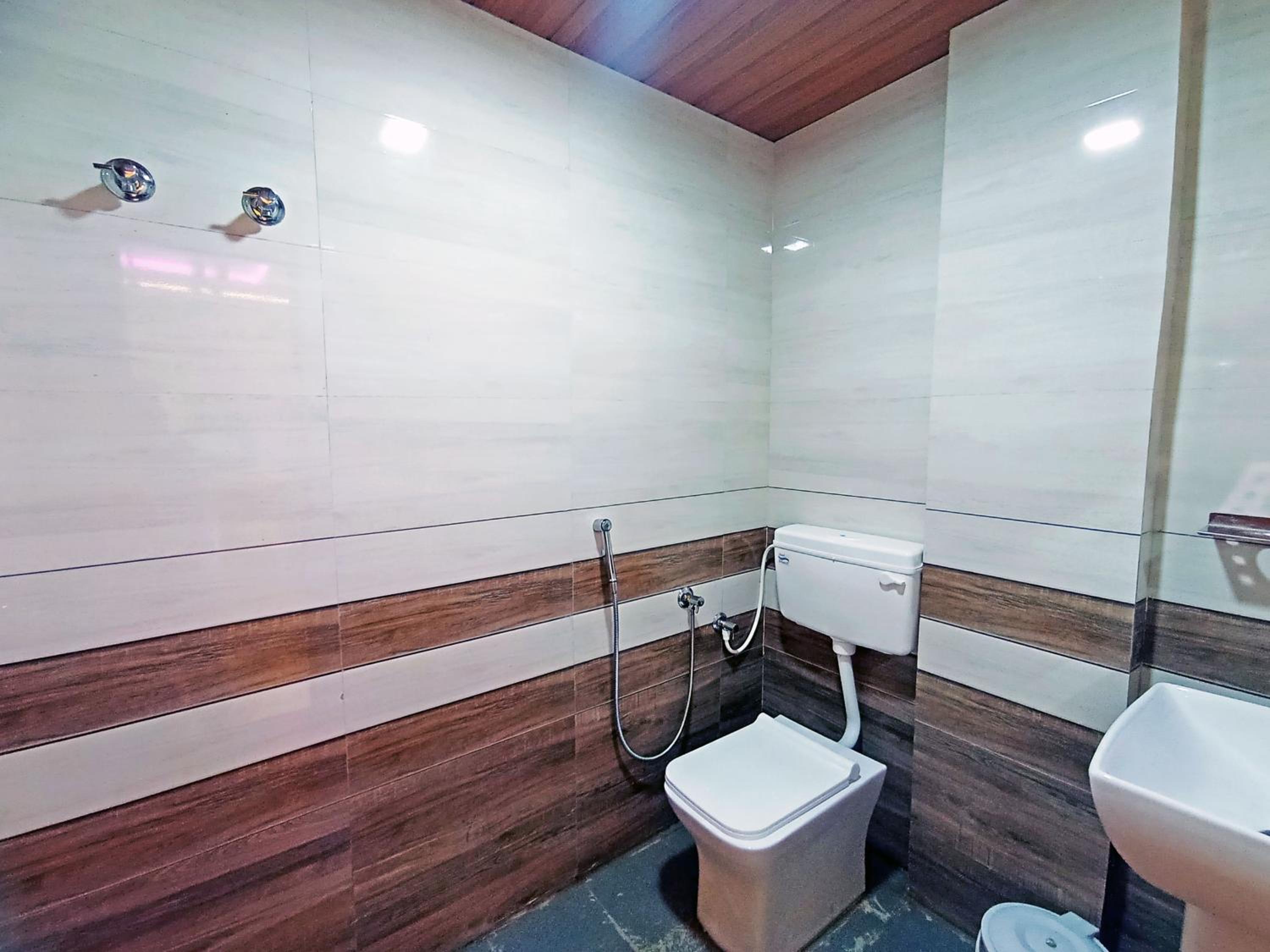 Standard Double Room With Fan - Photo 7