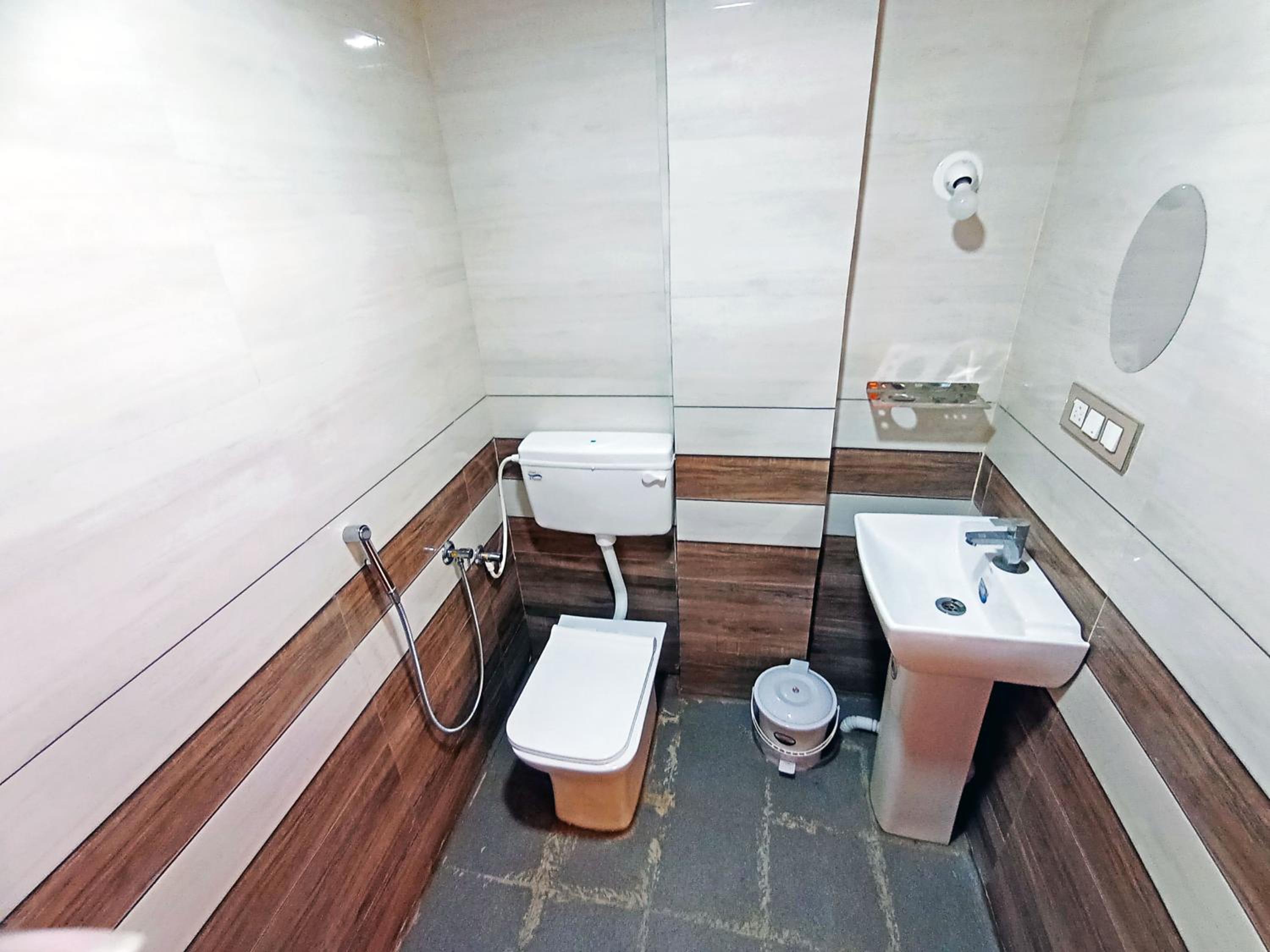 Standard Double Room With Fan - Photo 3