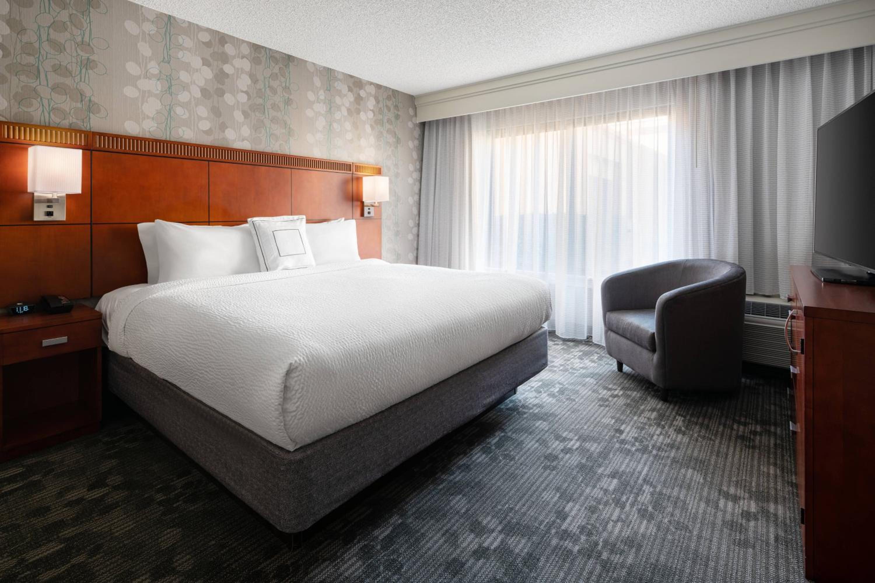 One-Bedroom King Suite - Photo 3