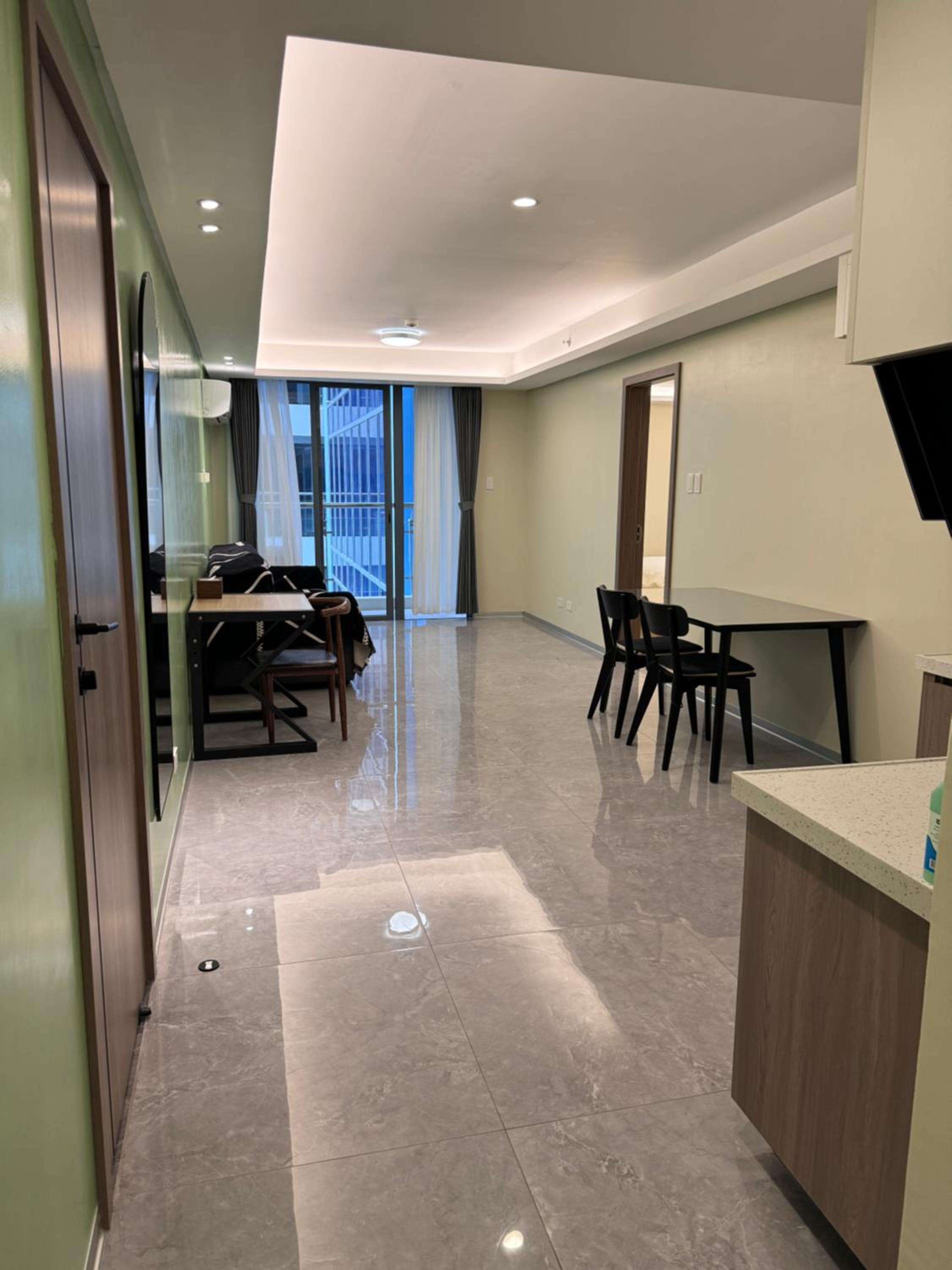 带沙发床的特大号床工作室