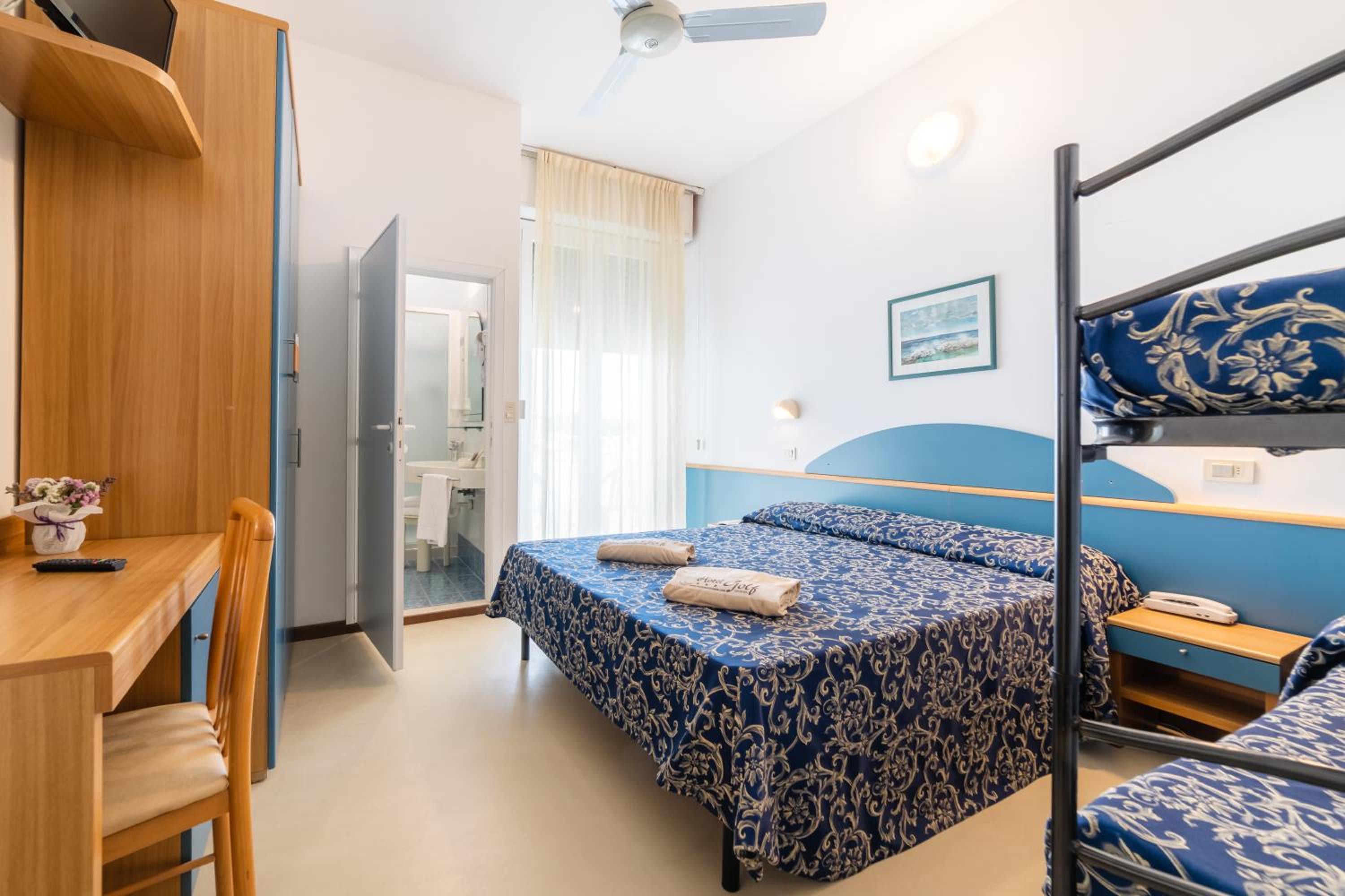 Quadruple Room with Balcony photo 2
