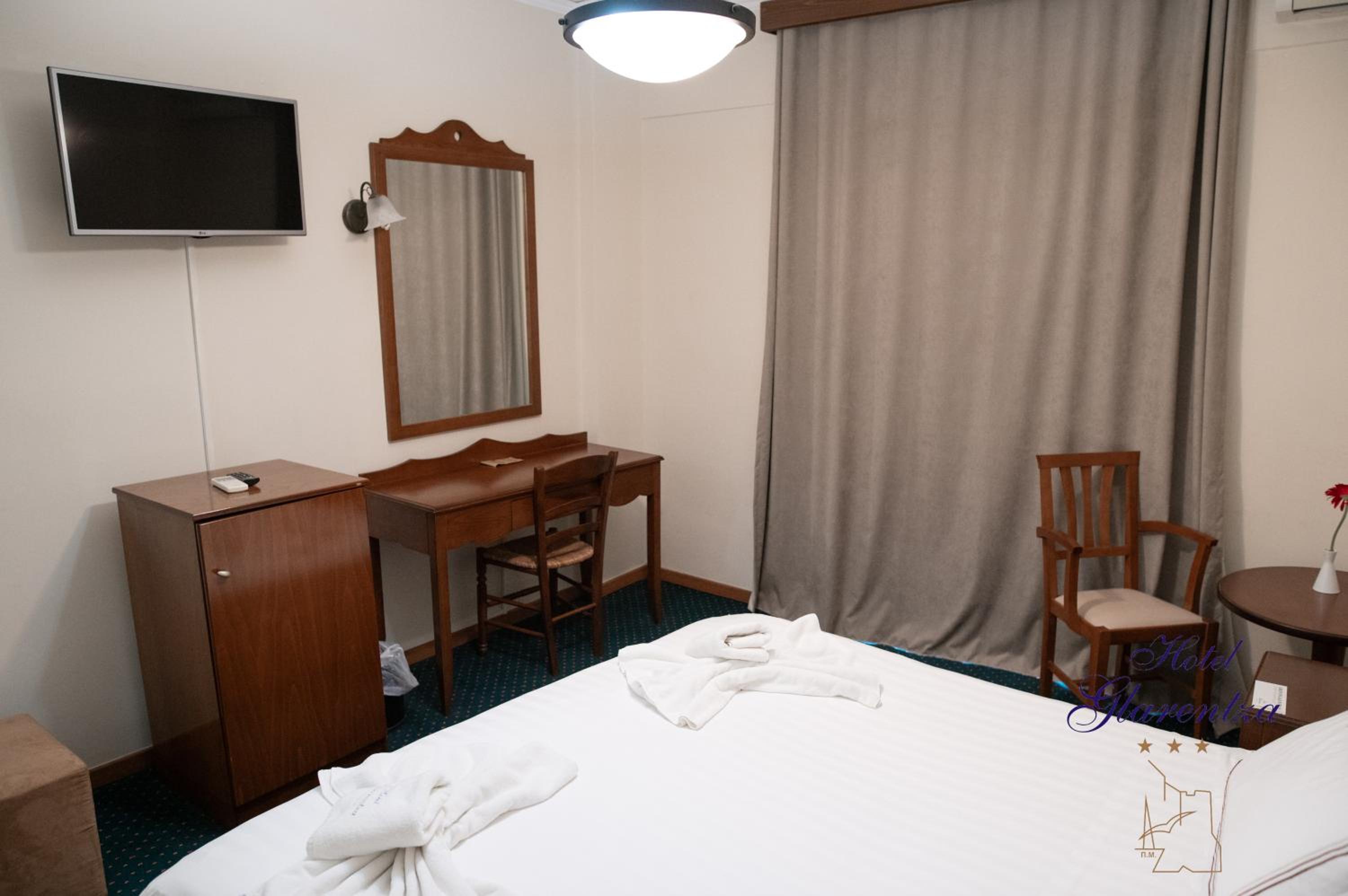 Double Room with Balcony - Photo 2
