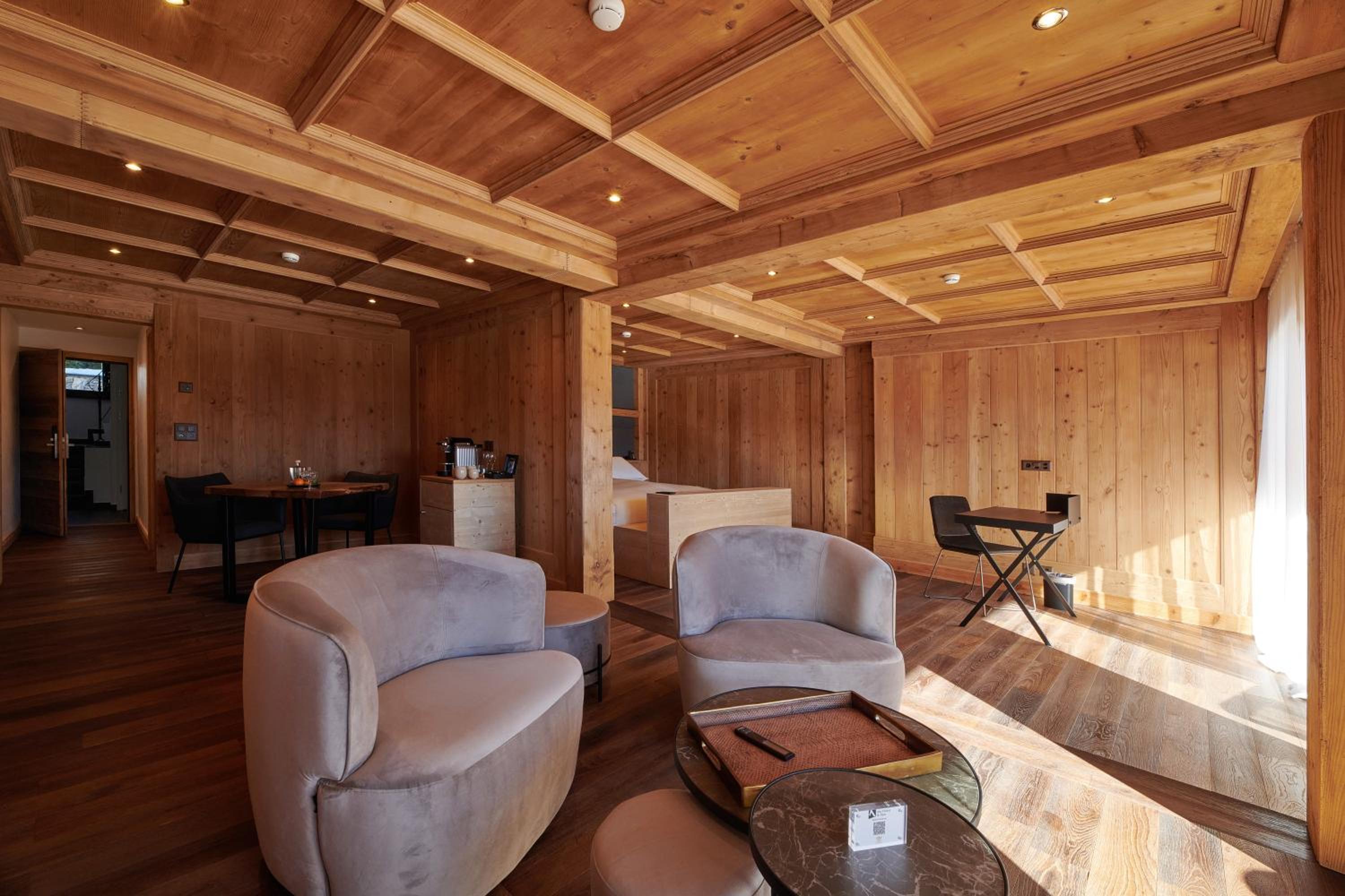 Suite with Balcony and Mountain View photo 3