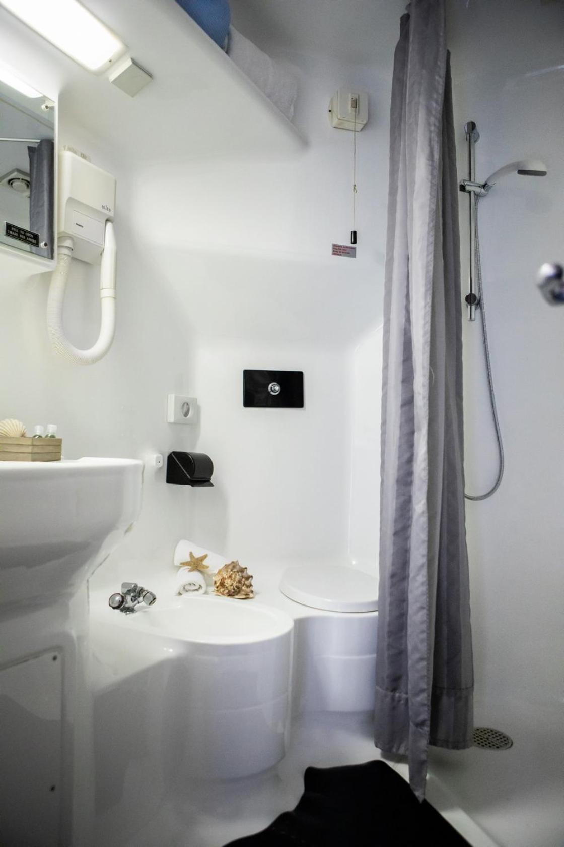 Economy Double Room - Photo 9