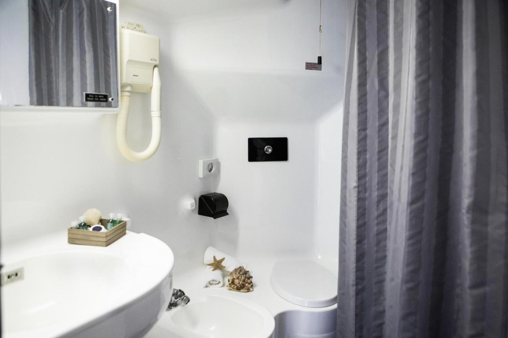 Economy Double Room - Photo 8