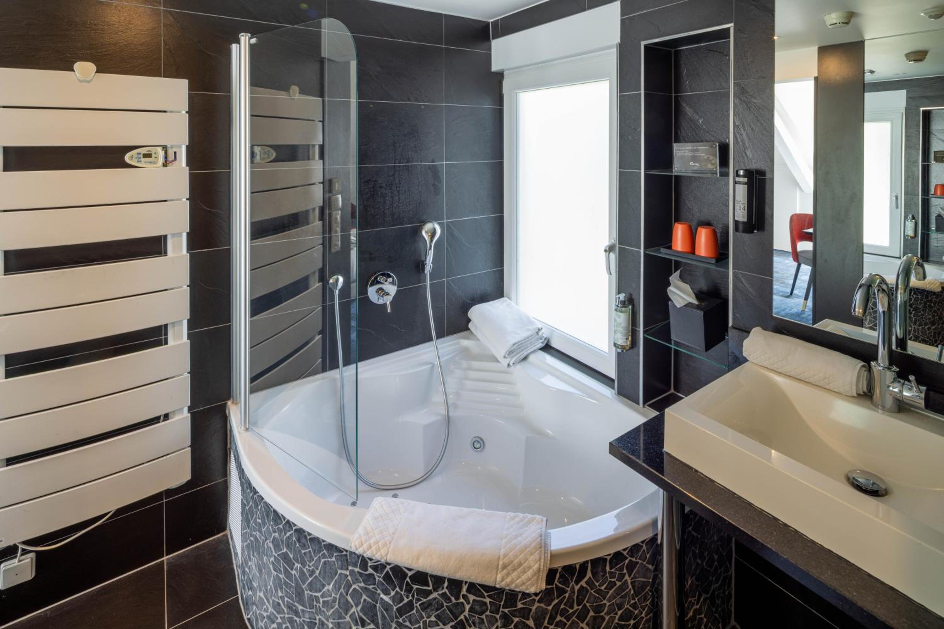 Double Room with Spa Bath - Photo 2