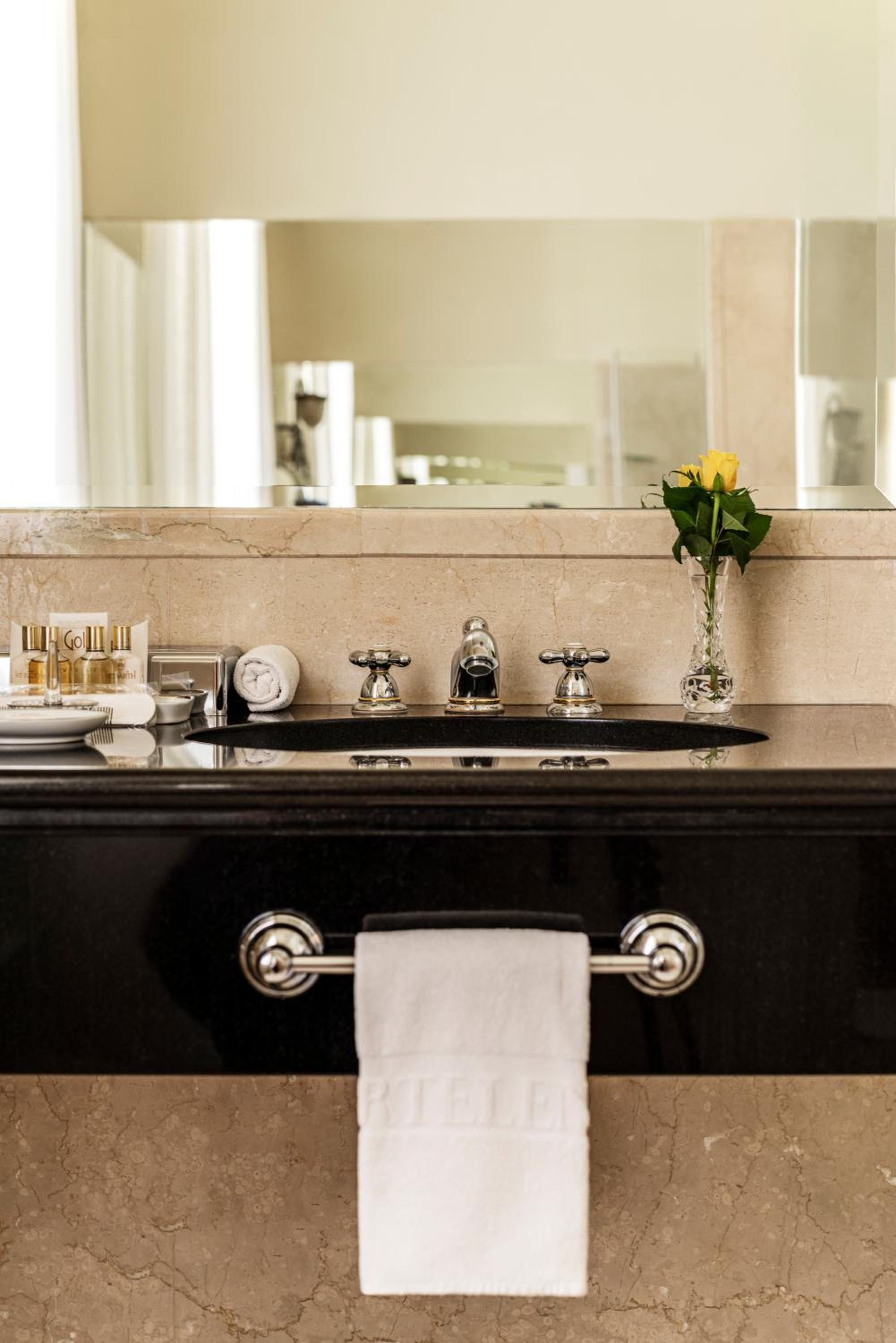 Deluxe Junior Suite photo 2