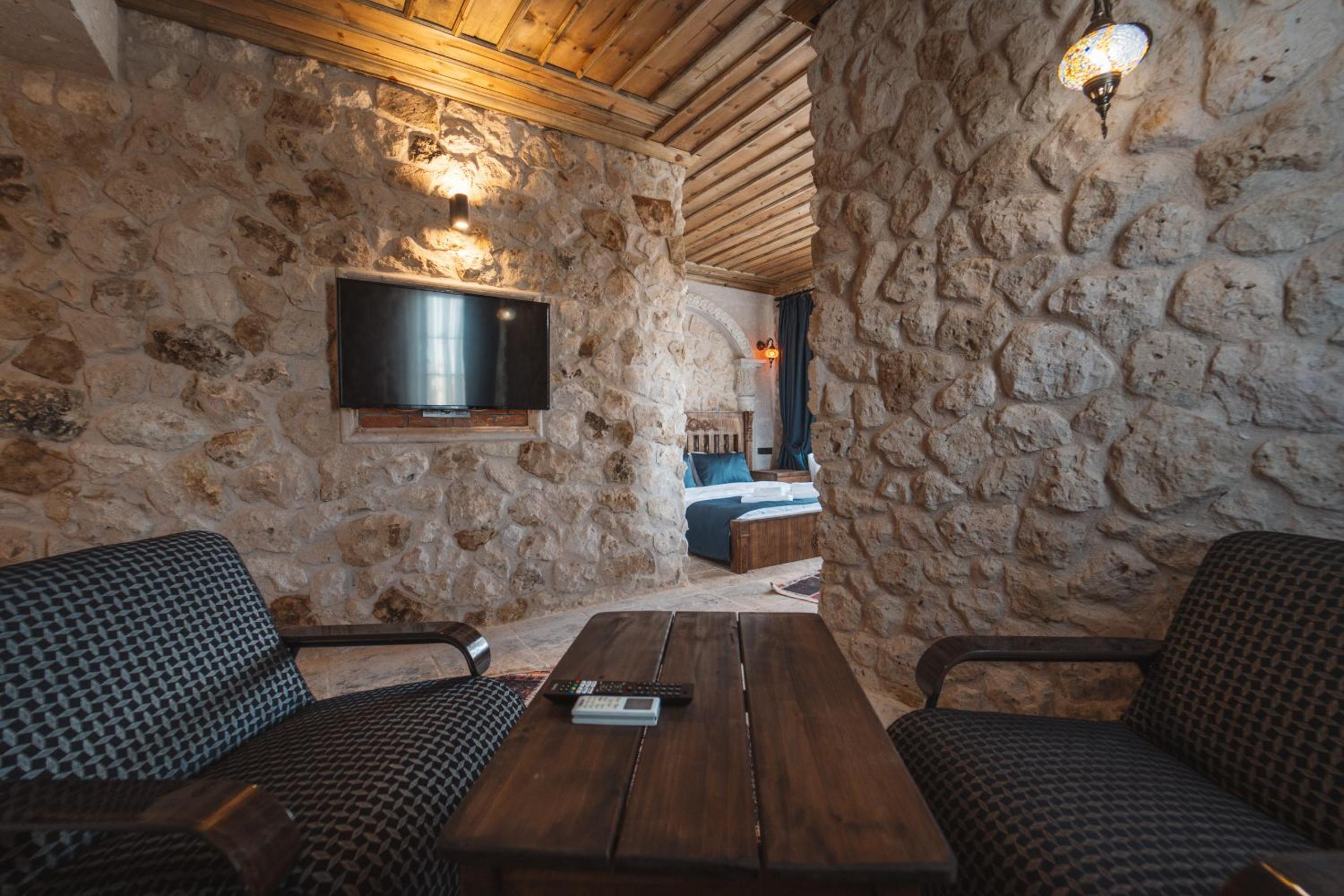Superior Suite - Photo 9