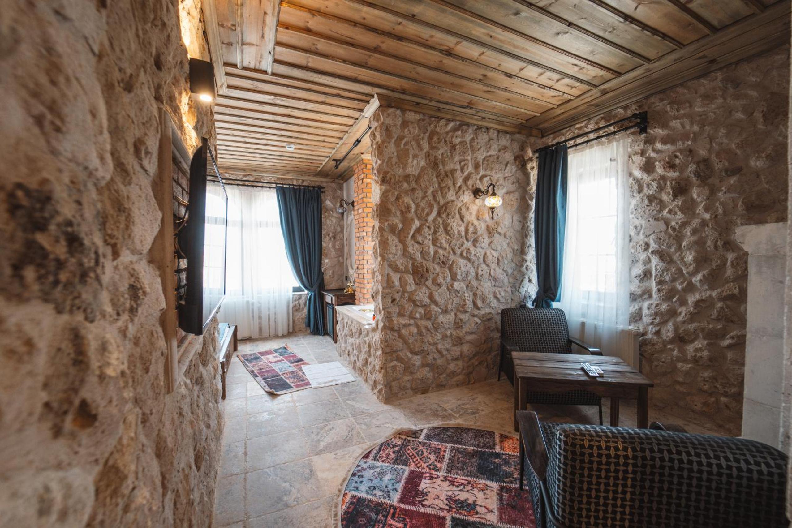 Superior Suite - Photo 7