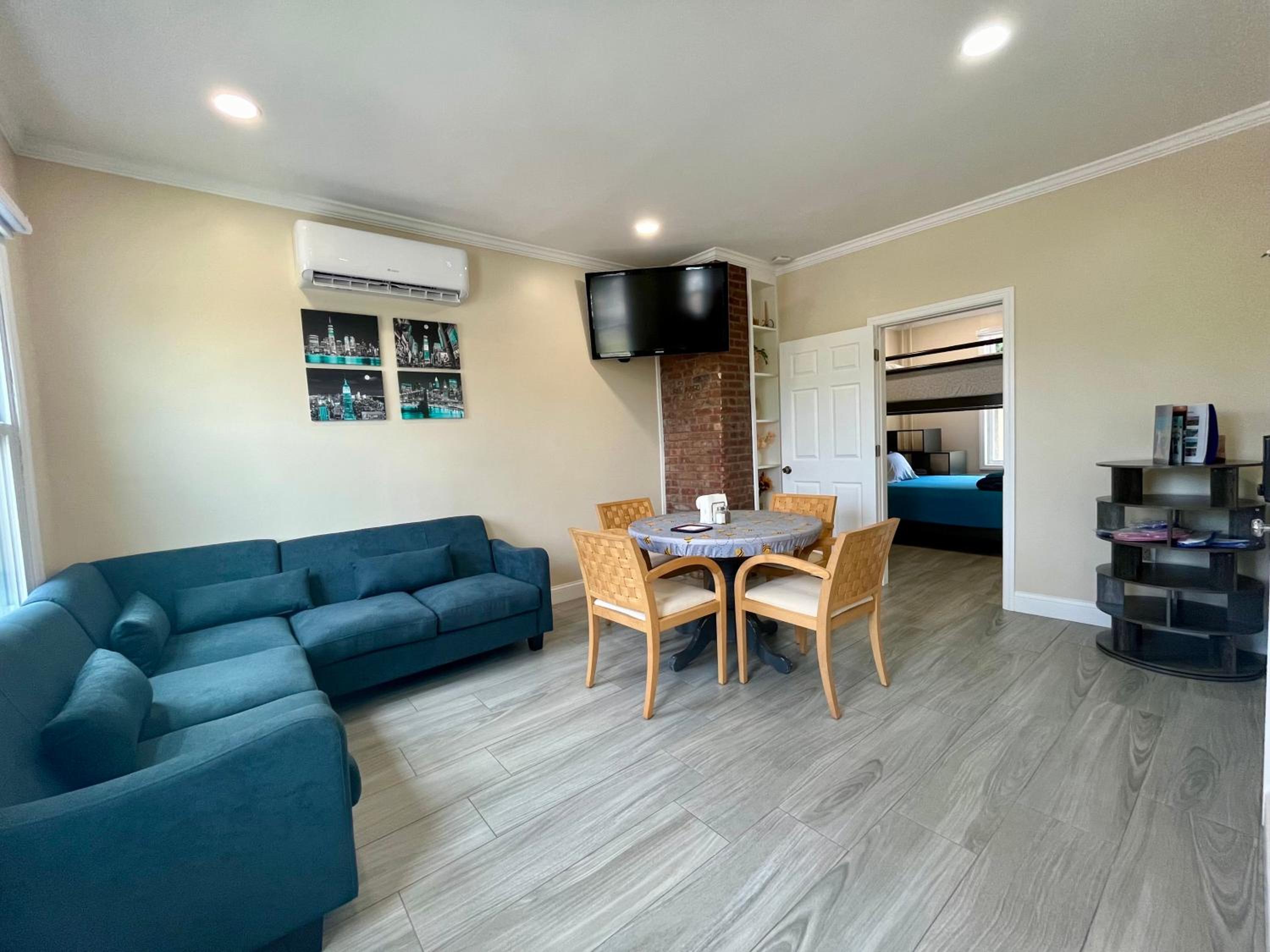Family Room with Private Bathroom photo 2