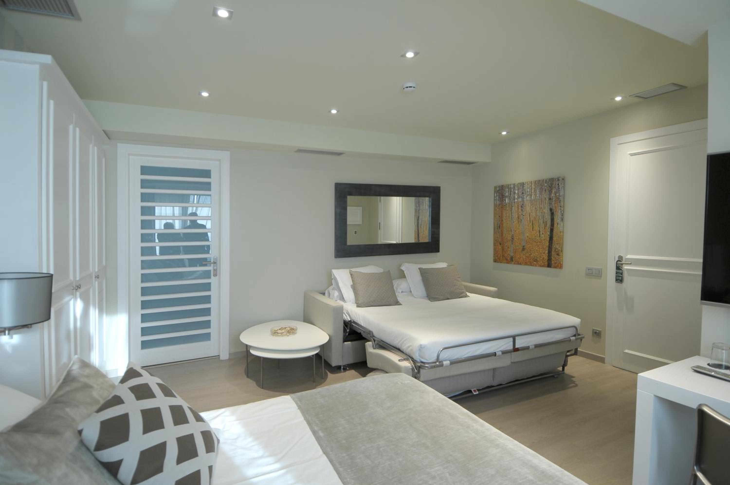Suite with Terrace and City View photo 3