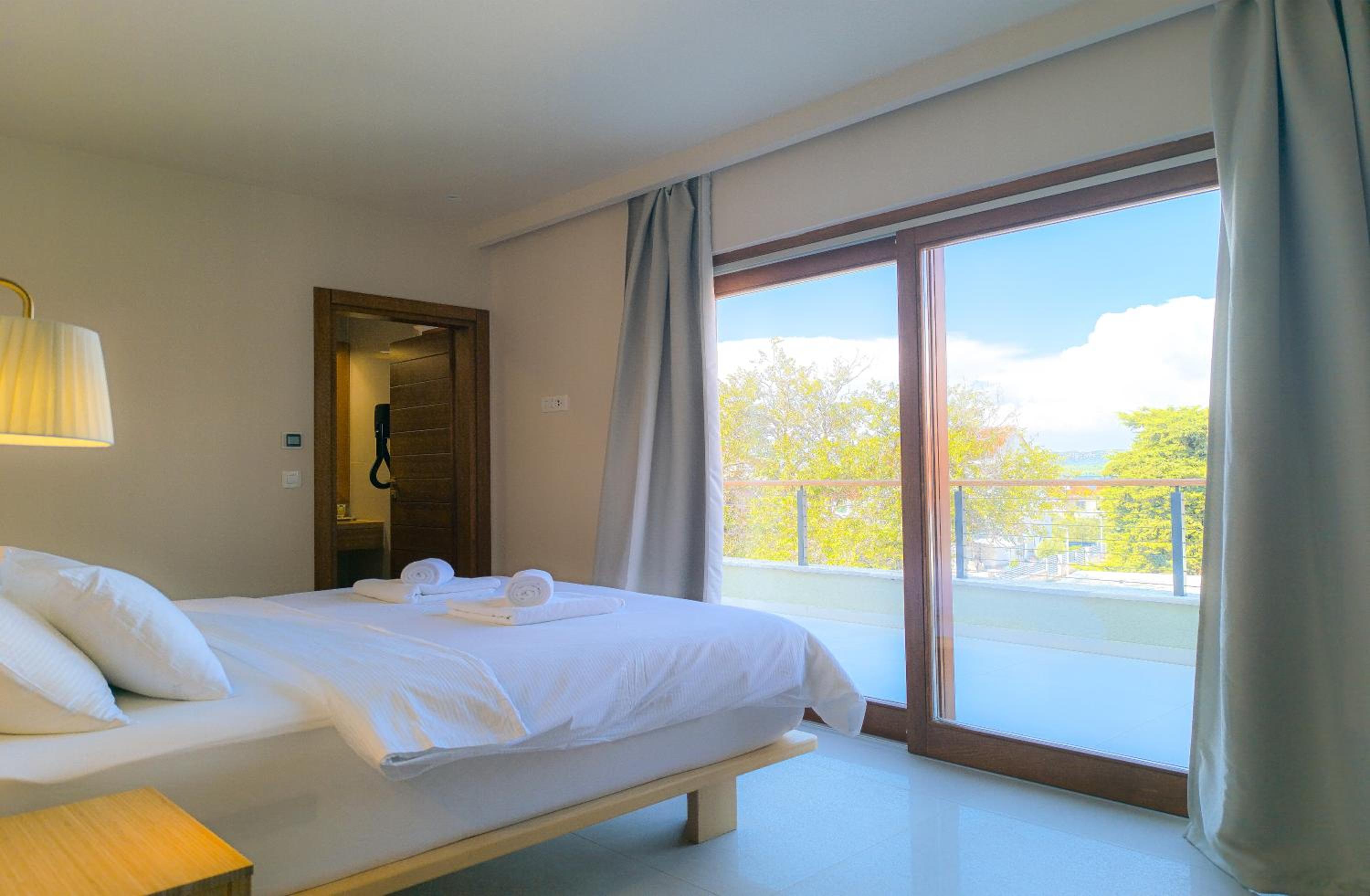 Three-Bedroom Premium Apartment with Resort View