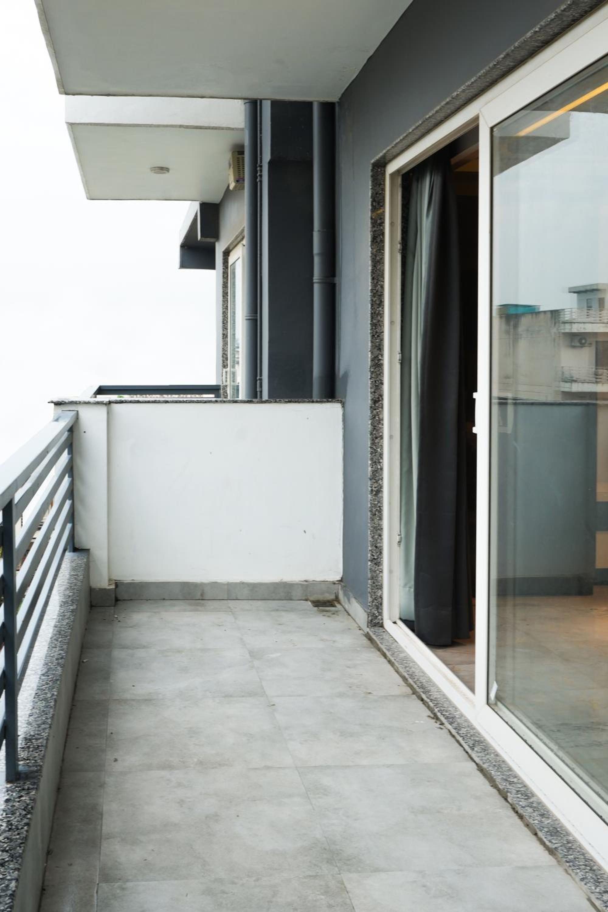 Studio with Balcony - Photo 2