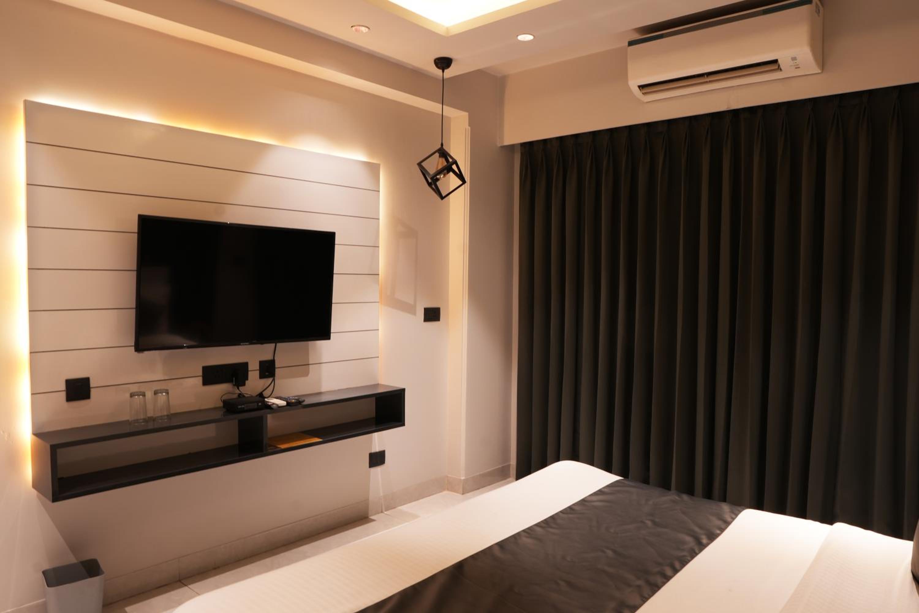 King Room with Balcony - Photo 8