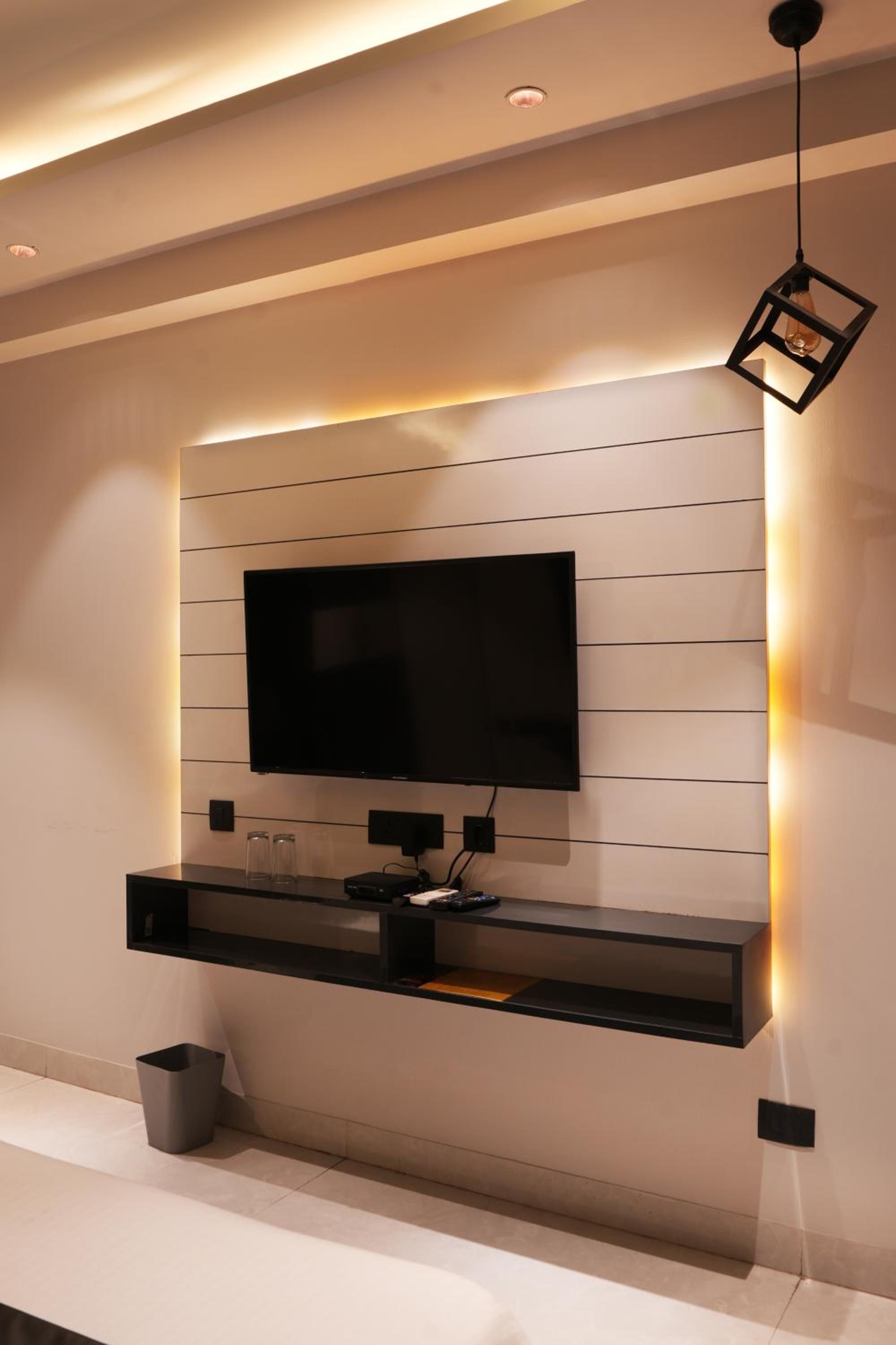 King Room with Balcony - Photo 5