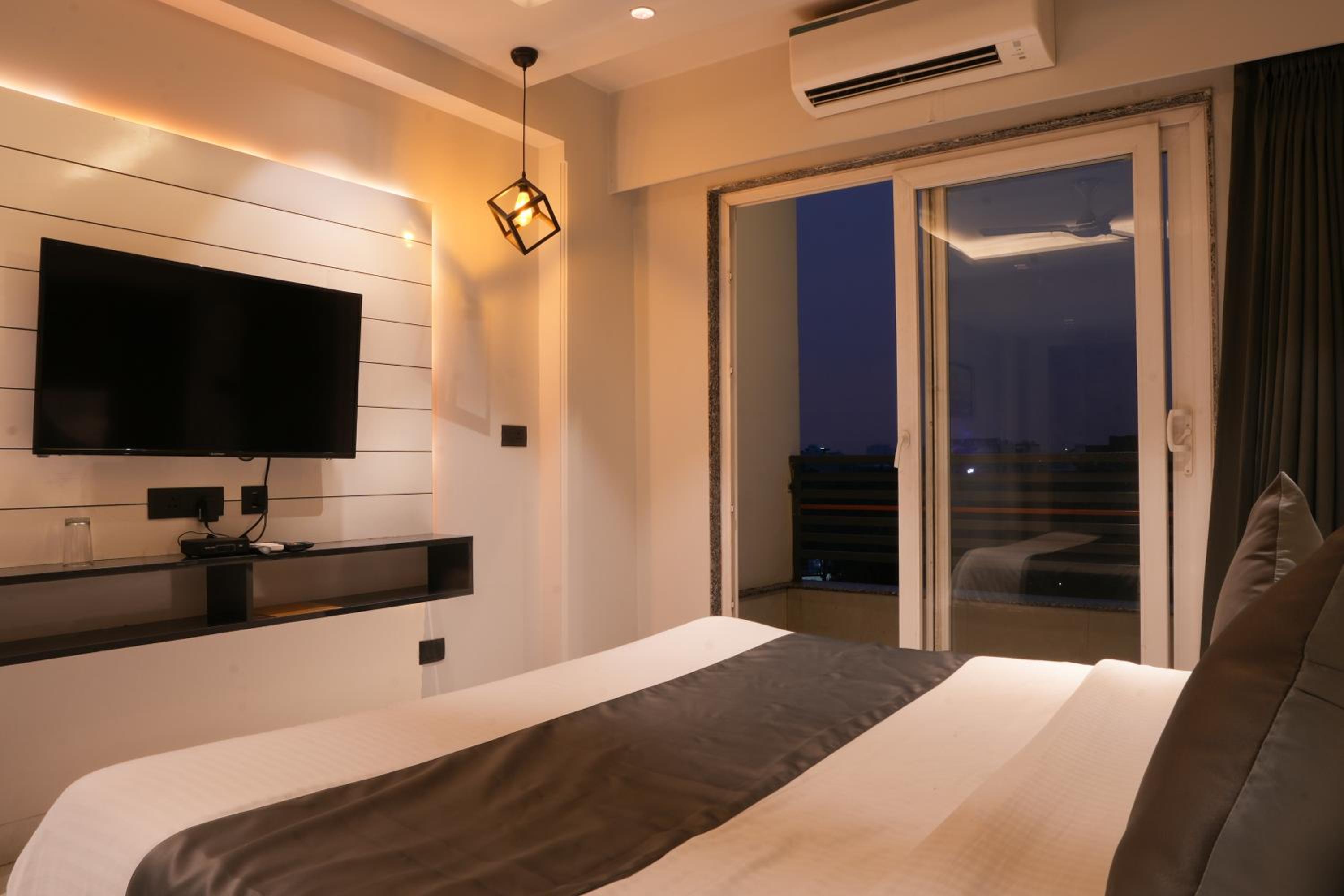 King Room with Balcony - Photo 6