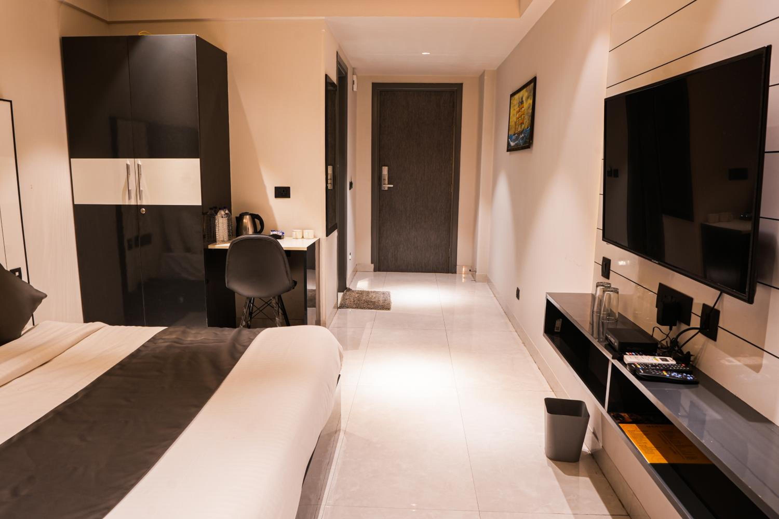King Room with Balcony - Photo 7