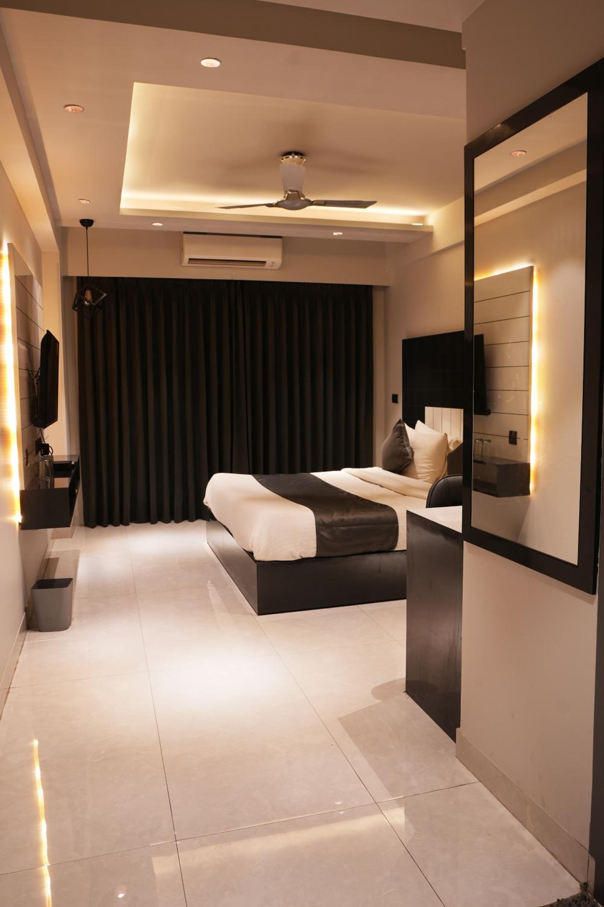 King Room with Balcony - Photo 9