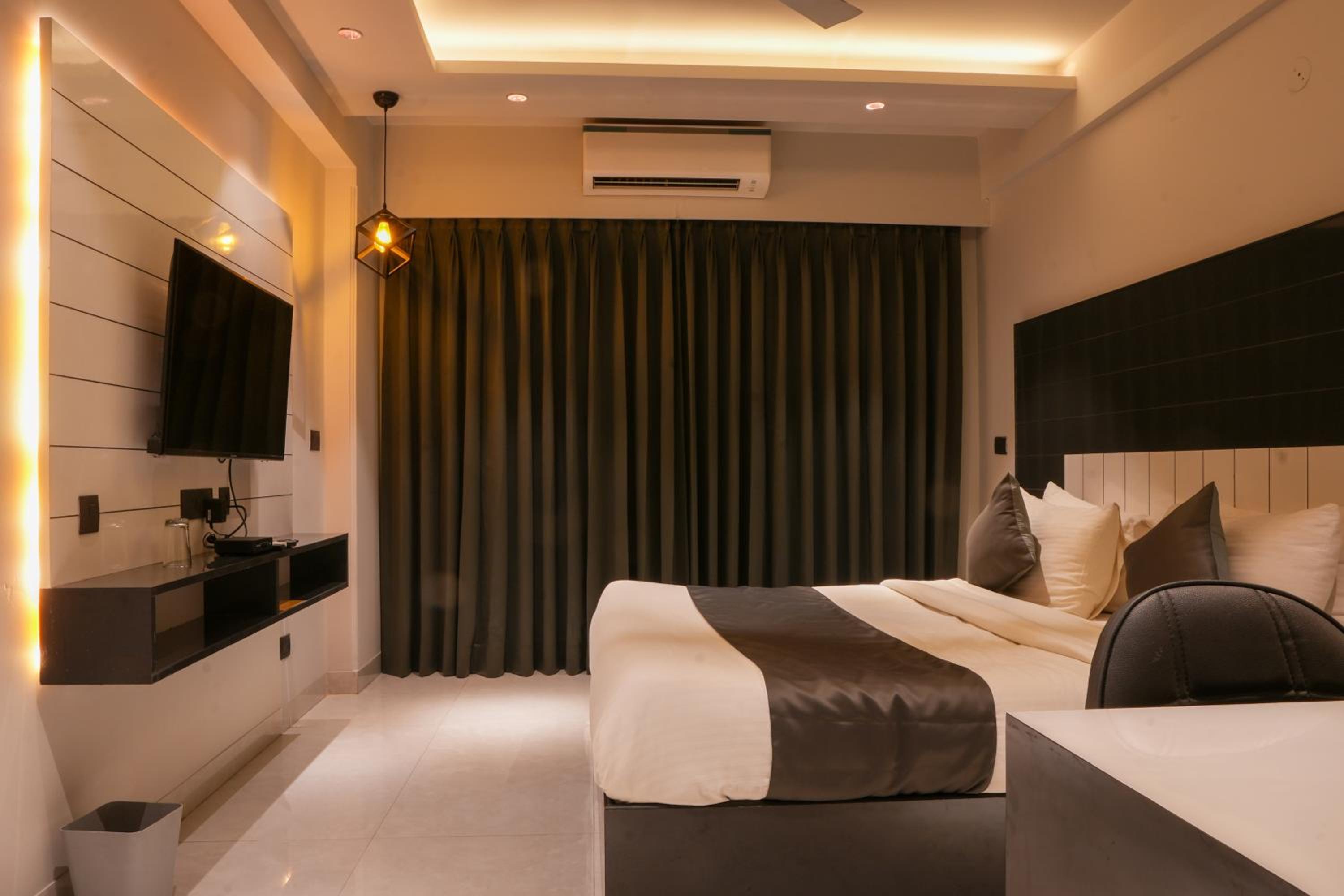 King Room with Balcony - Photo 1
