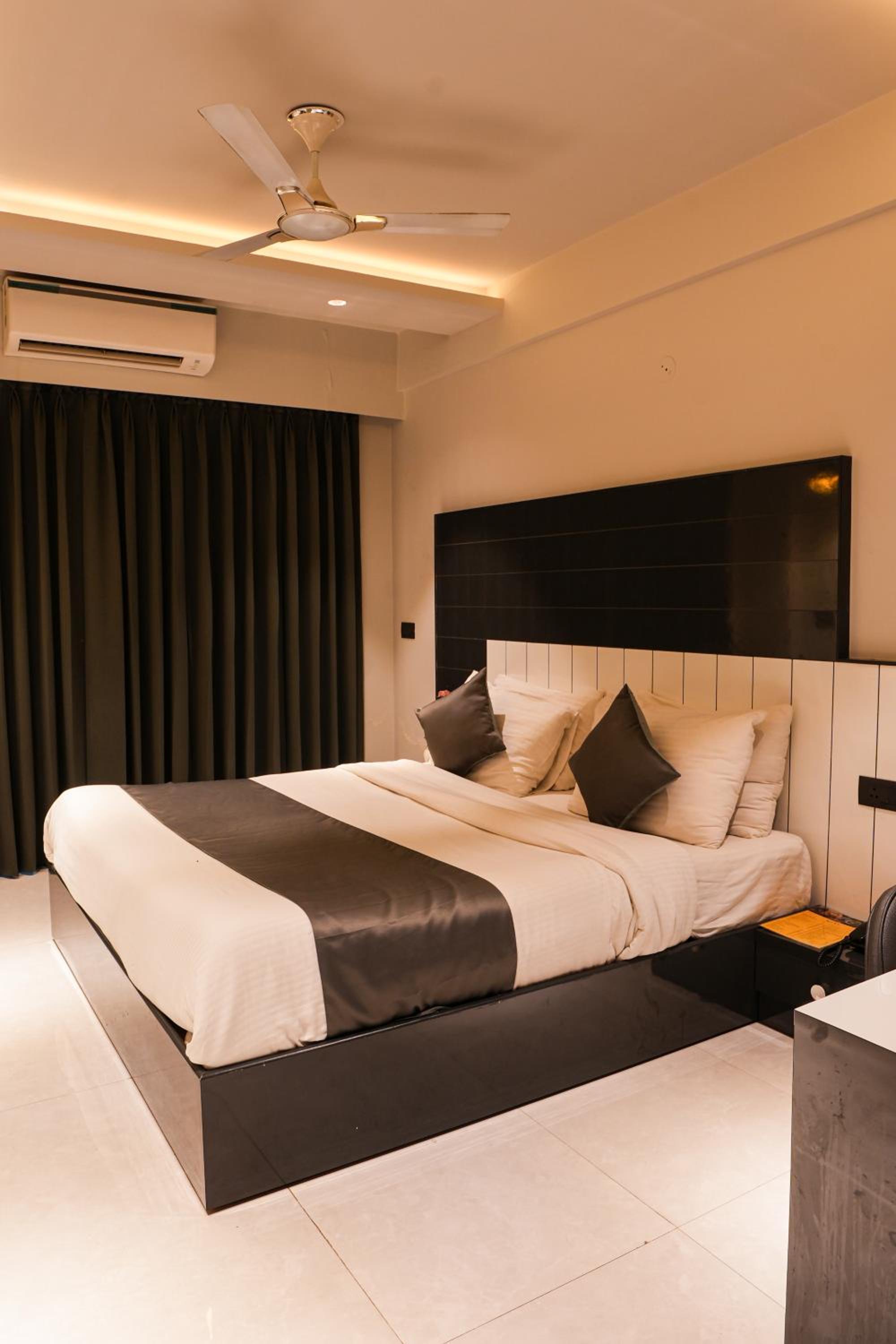 King Room with Balcony - Photo 10