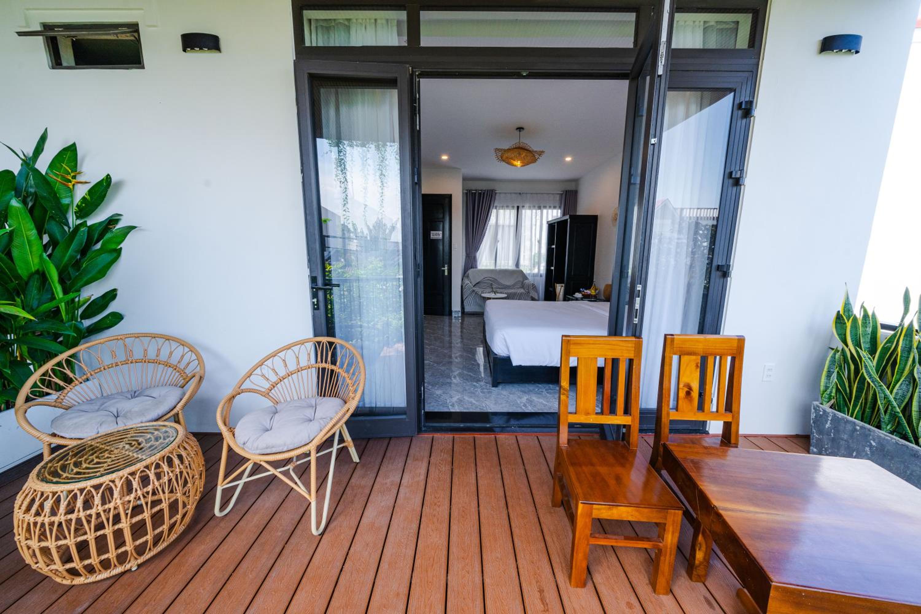 Deluxe Double Room with Balcony - Photo 11