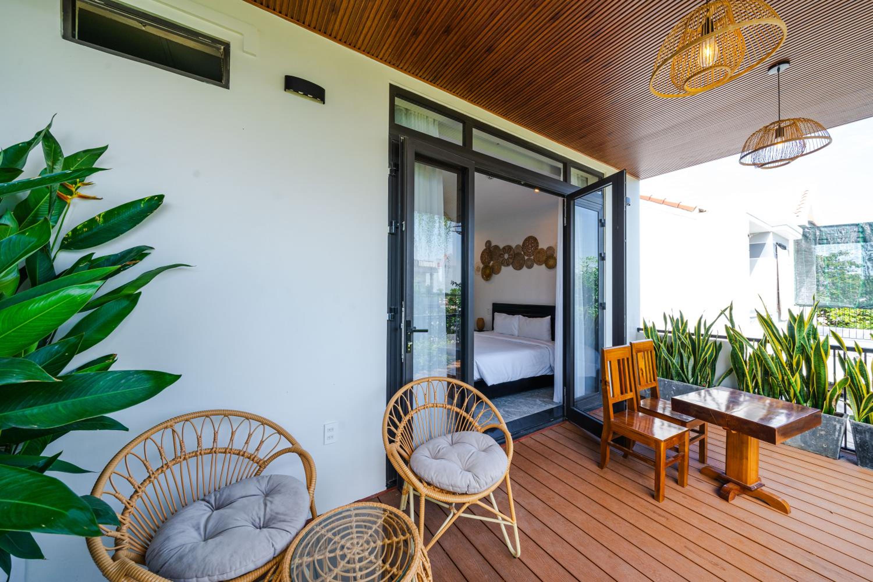 Deluxe Double Room with Balcony - Photo 12
