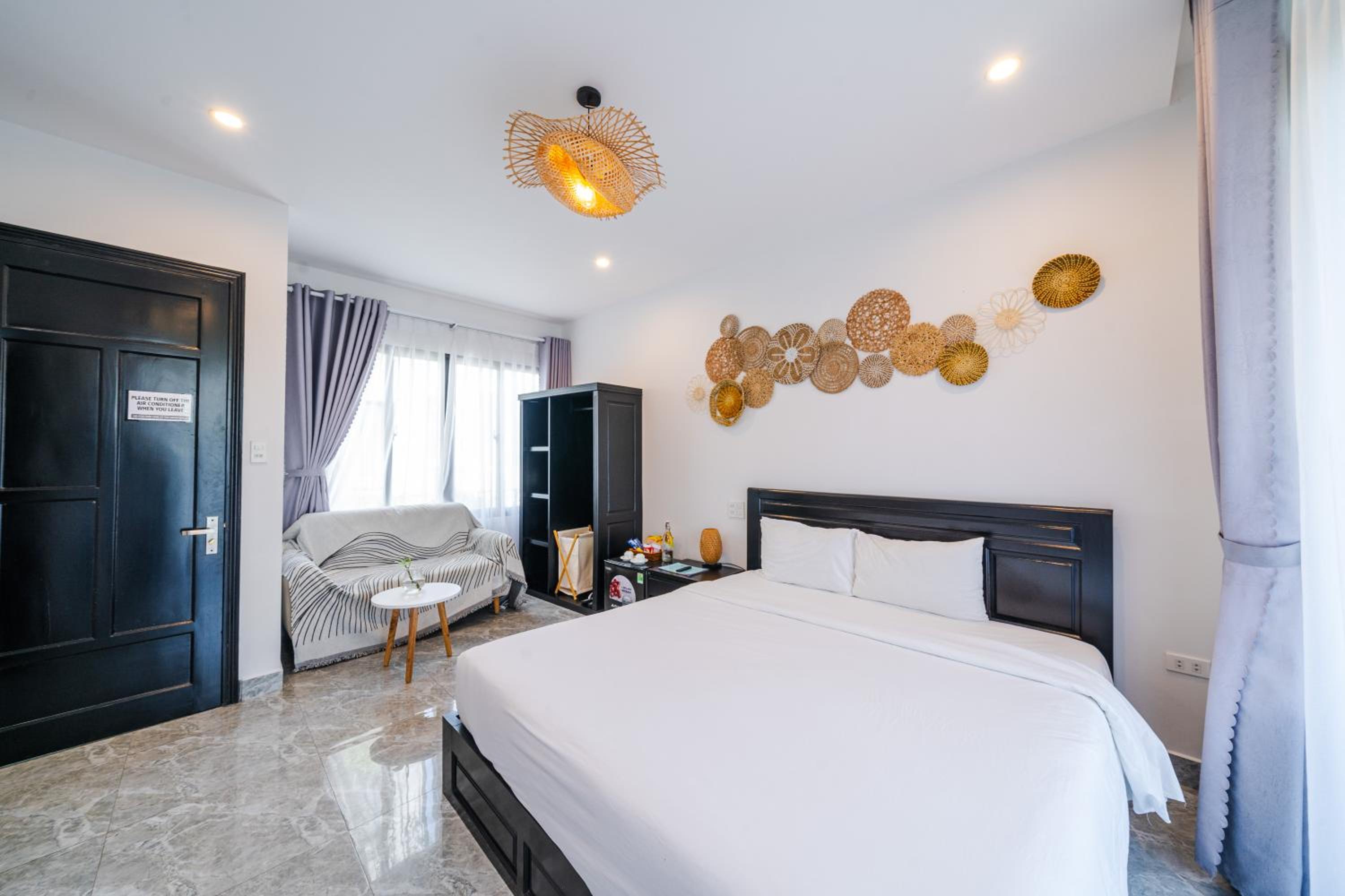 Deluxe Double Room with Balcony - Photo 17