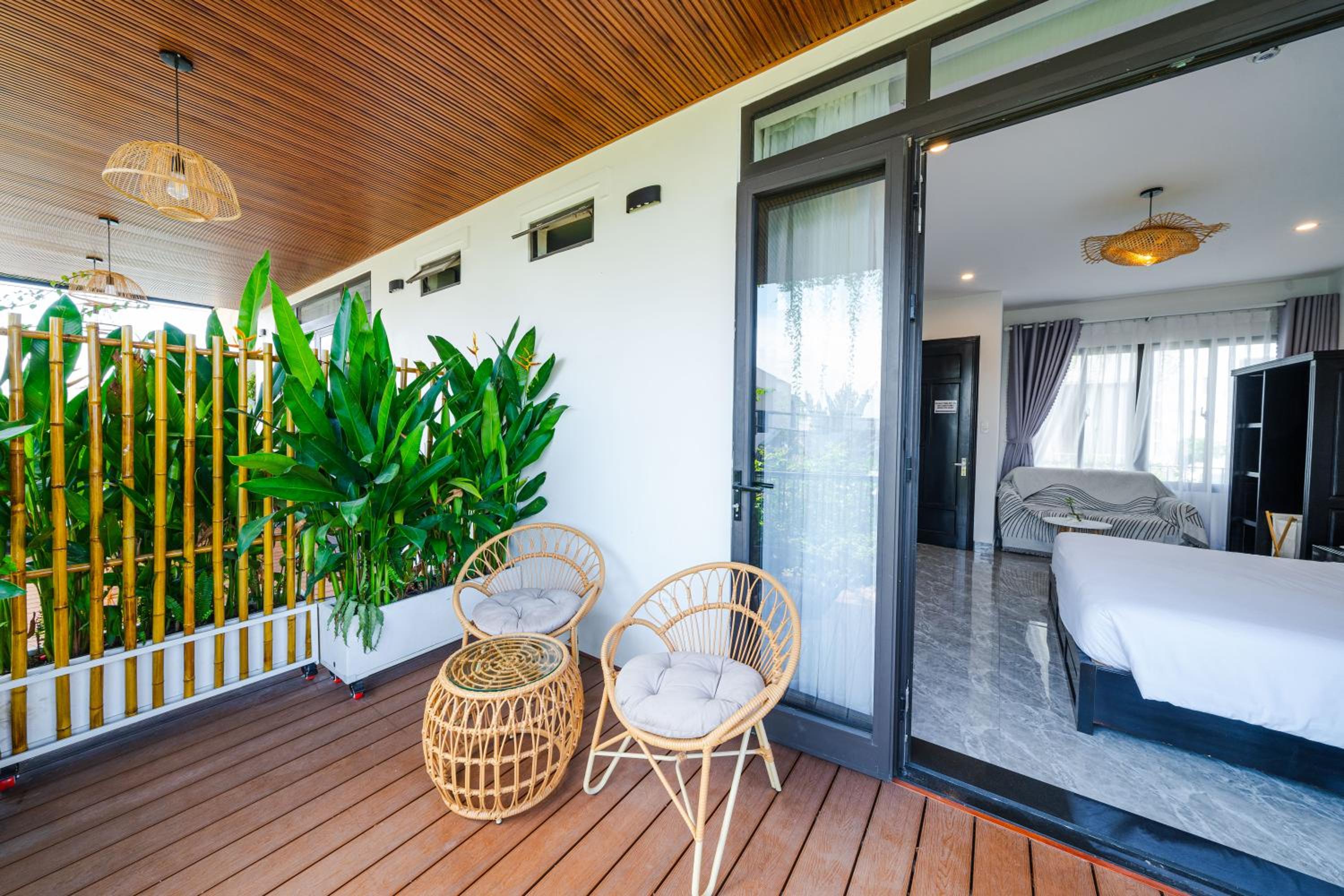 Deluxe Double Room with Balcony - Photo 18