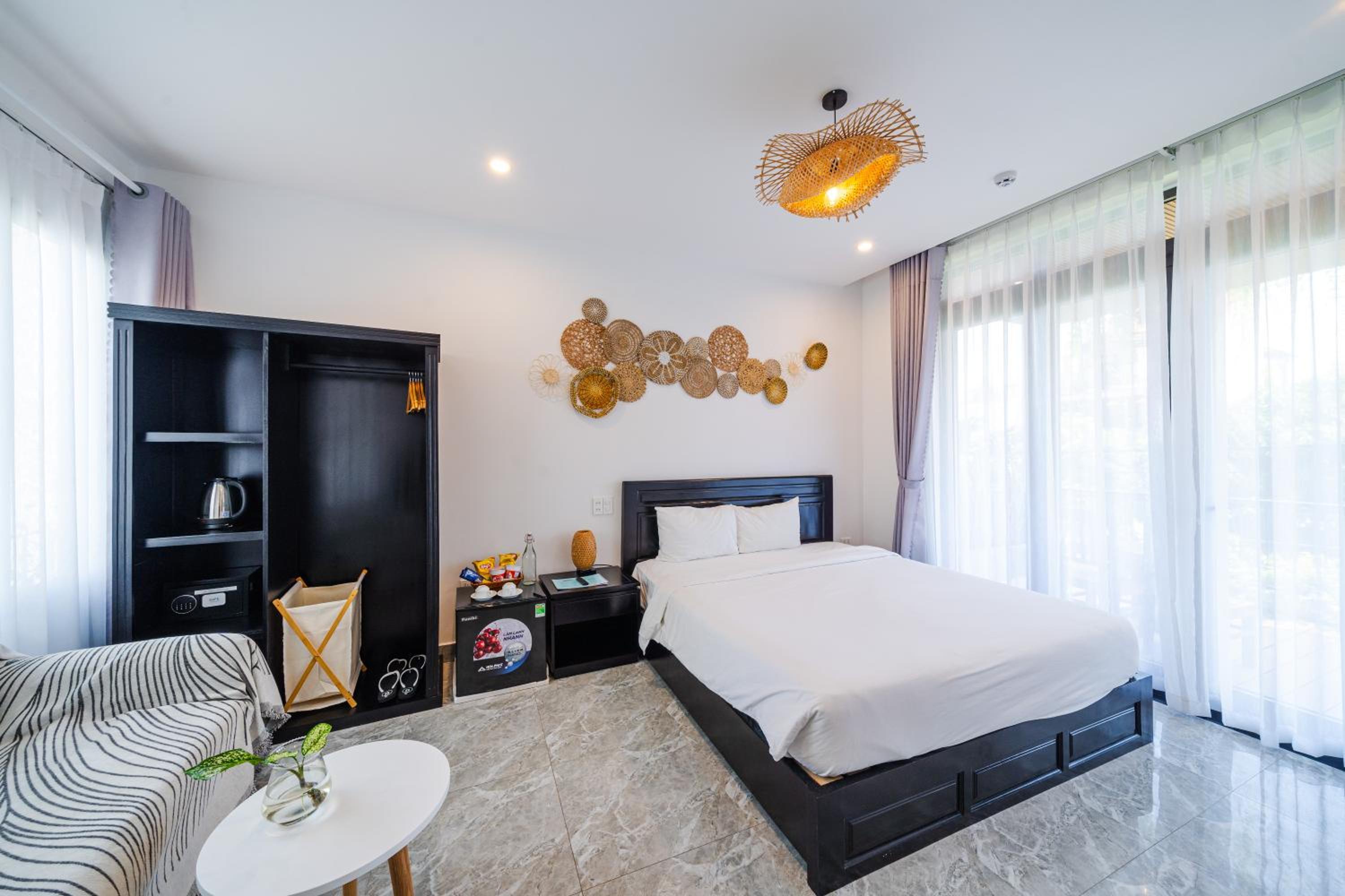 Deluxe Double Room with Balcony - Photo 14