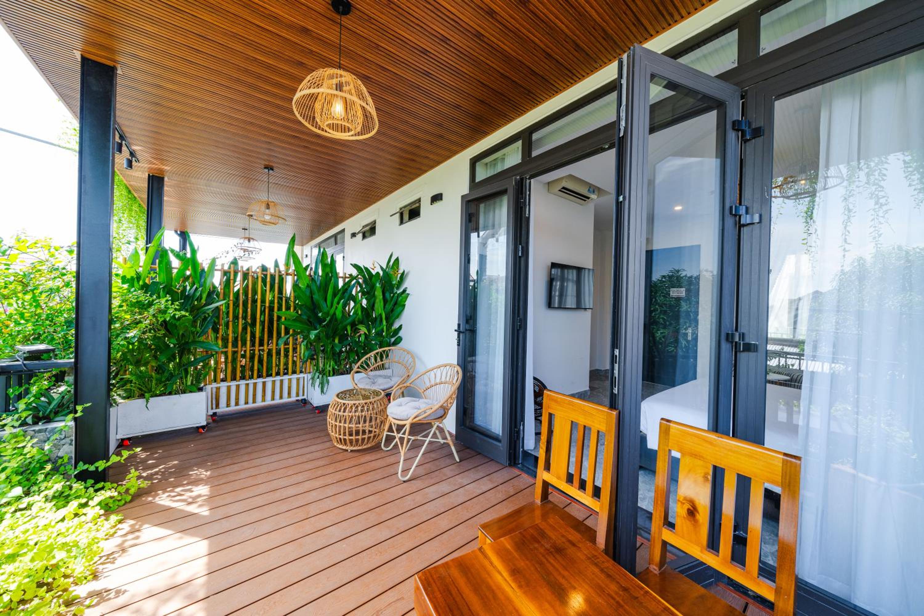 Deluxe Double Room with Balcony - Photo 16