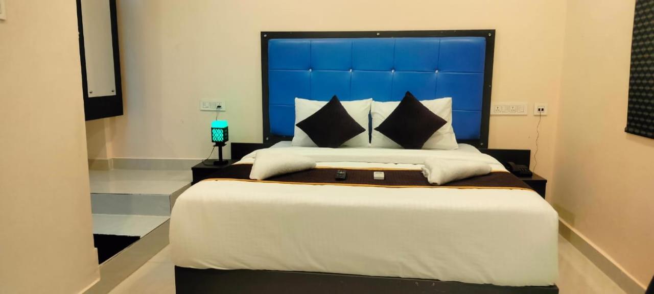 Deluxe Double Room (2 Adults + 1 Child) photo 2