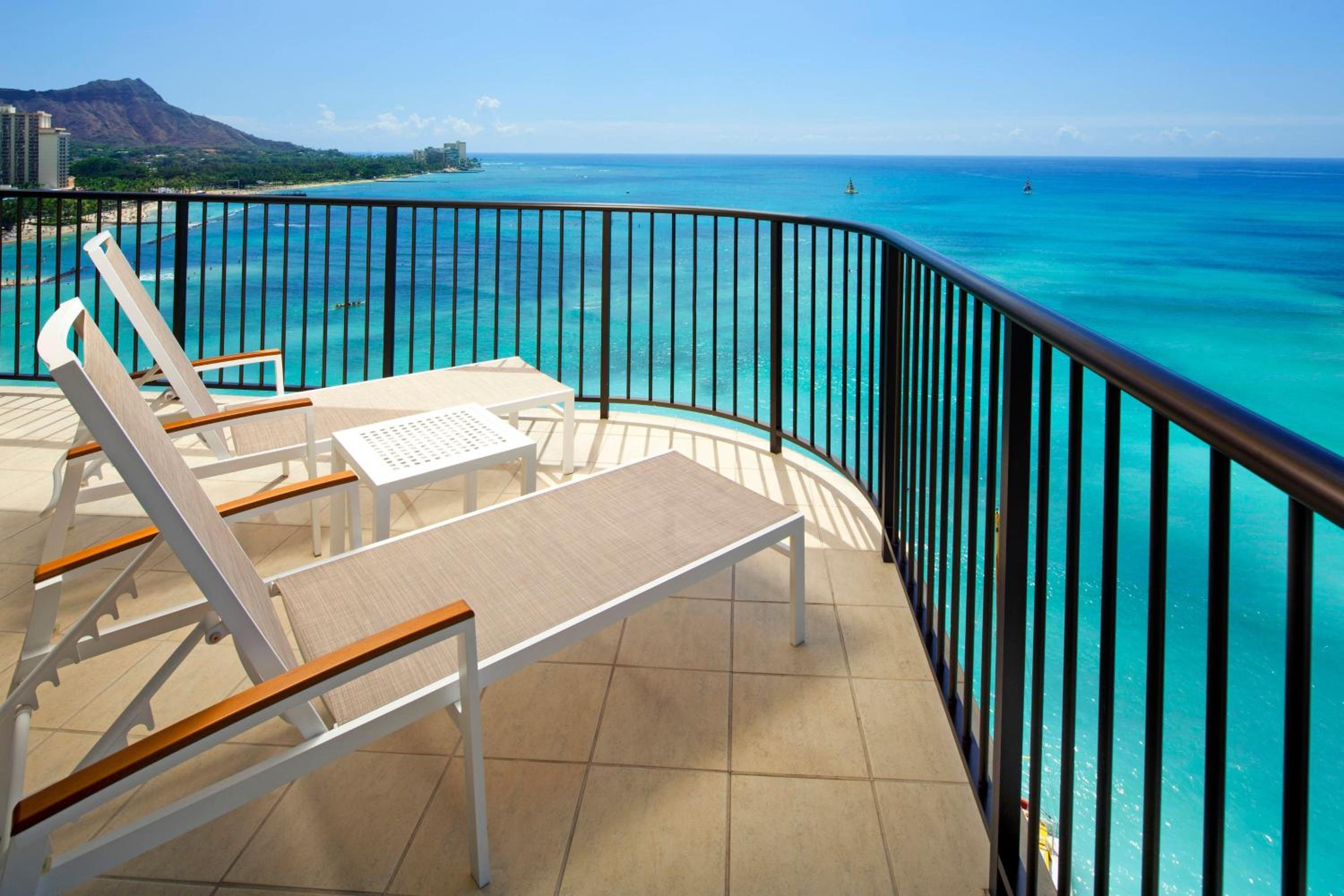 Newly Renovated Tower Premier Ocean Suite, 1 Bedroom Suite, Oceanfront thumbnail 5