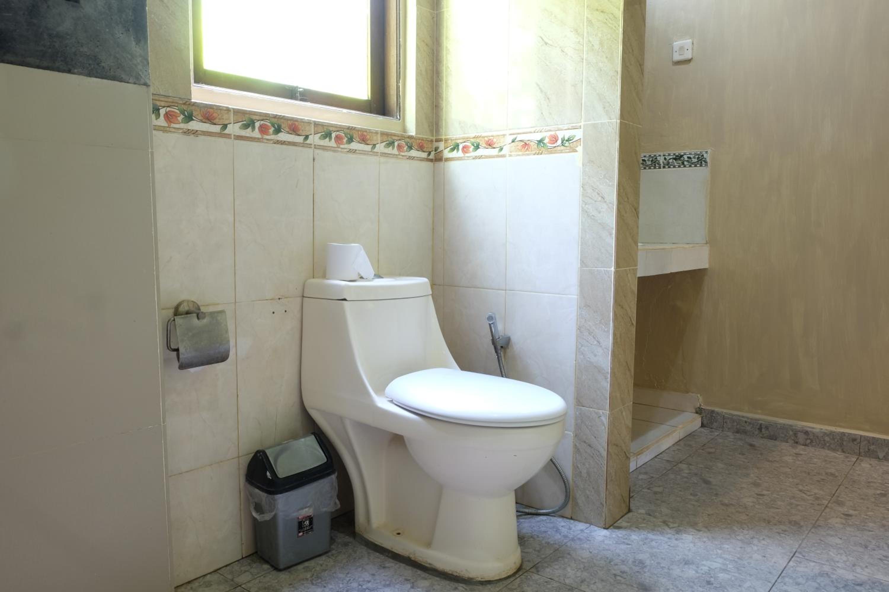 Deluxe Queen Room - Photo 10